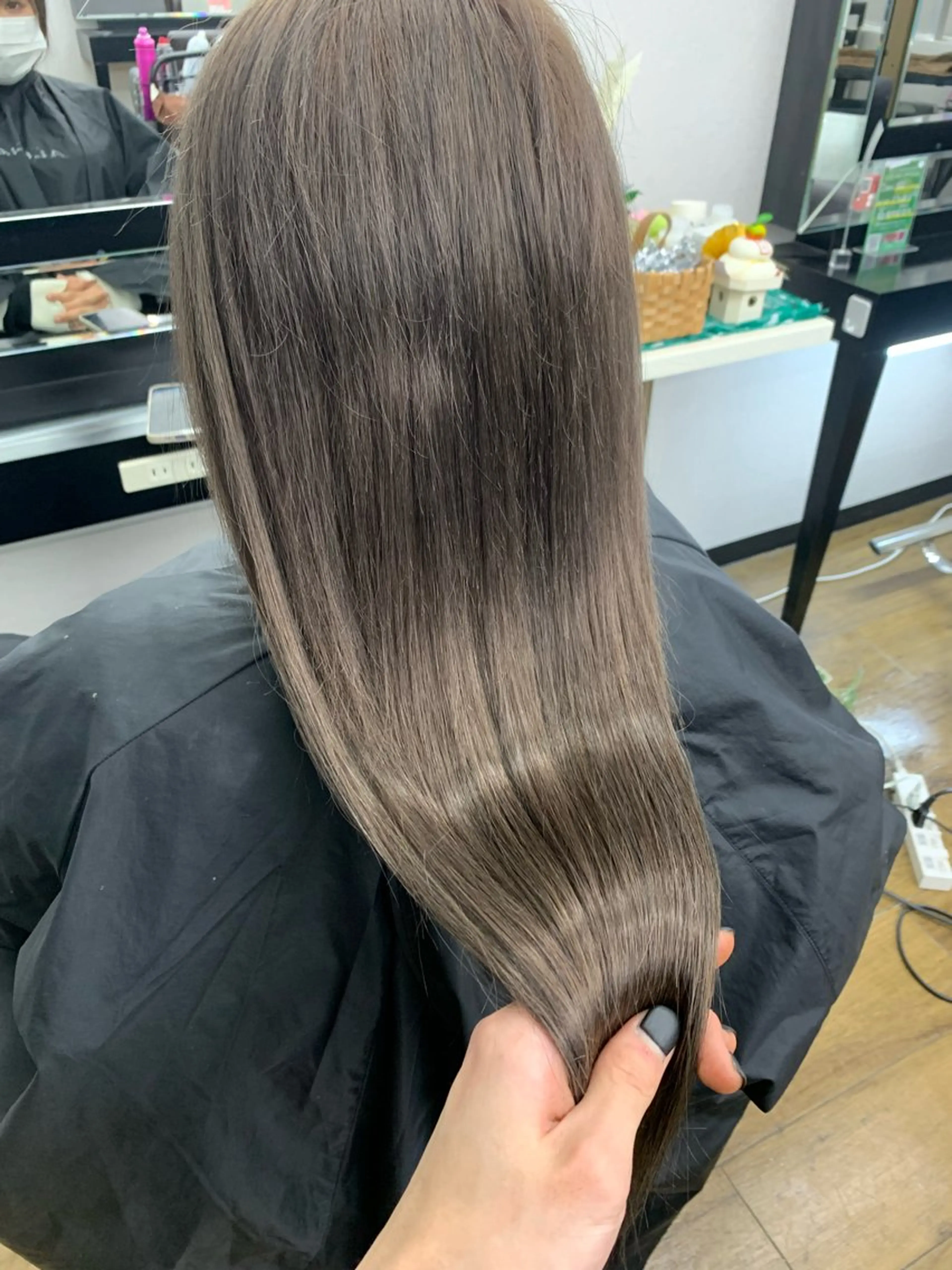 ロング 奥本 侑 ハイトーン、髪質改善のヘアスタイル