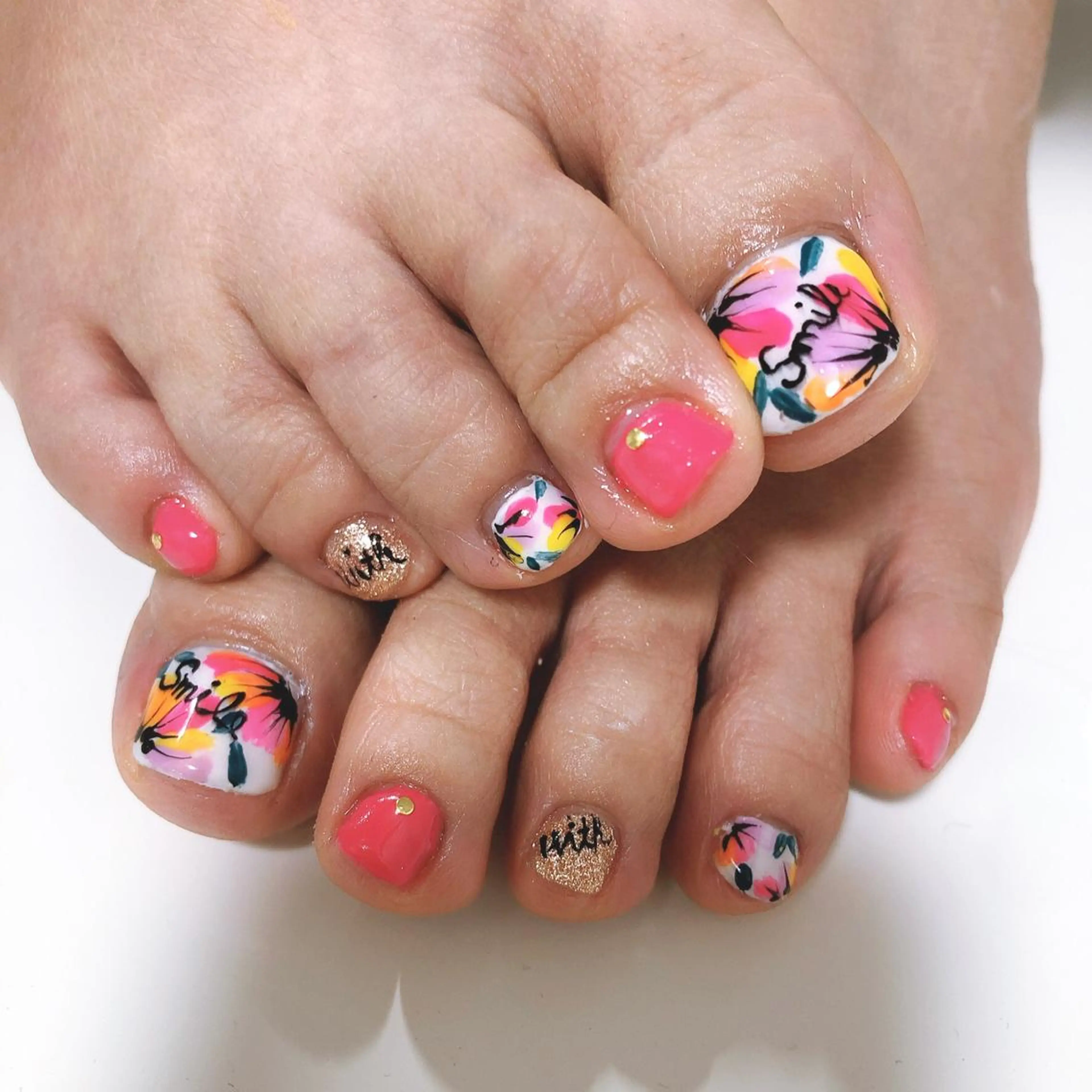 フットデザインネイル（デザイン2本、フットバス、ネイルケア、オイルマッサージ、初来店オフ無料）（持込相談可）の写真