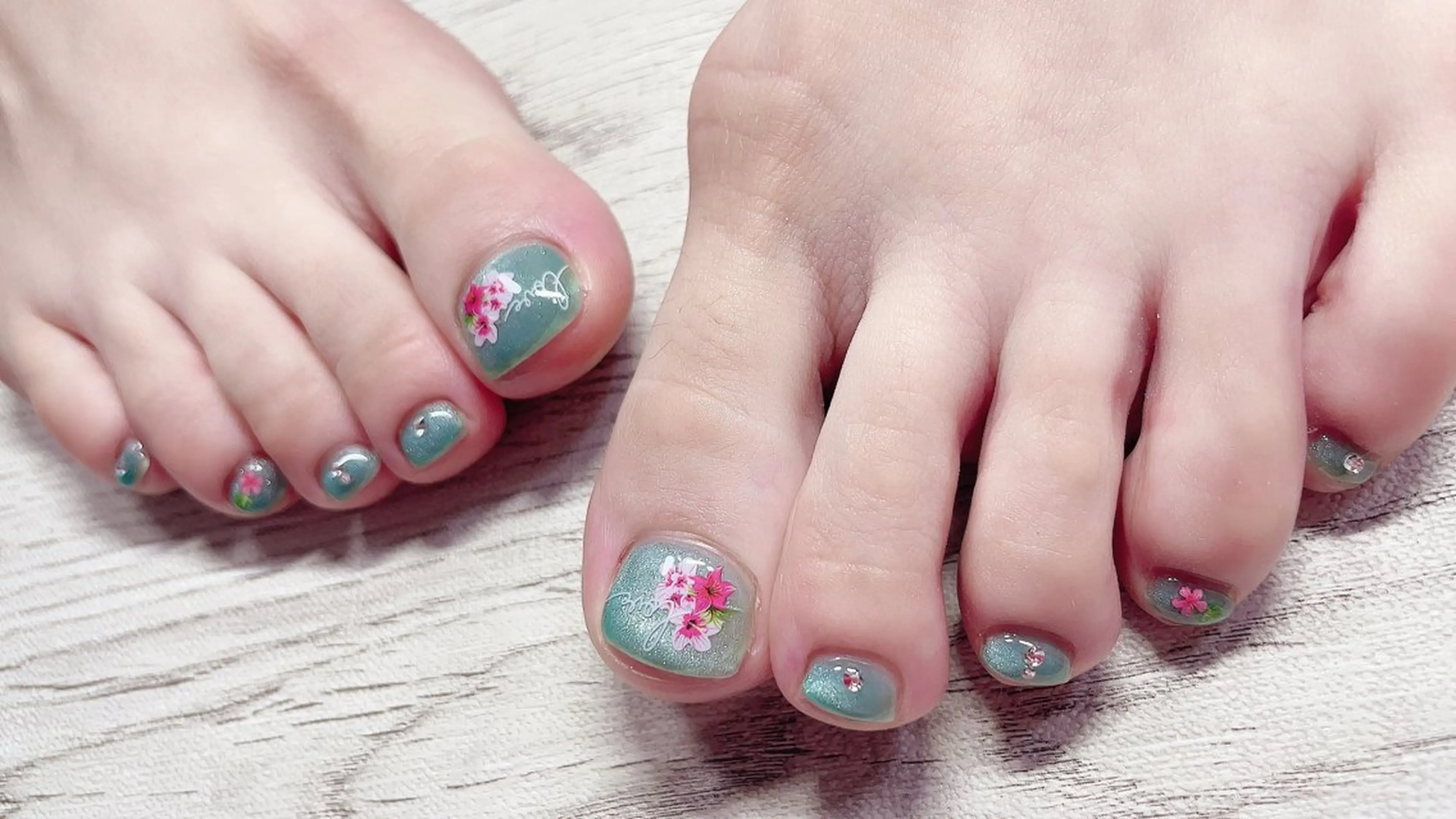 ネイル フットネイル マグネットネイル BLOOMブルーム所属・佐伯 彩菜のネイルデザイン