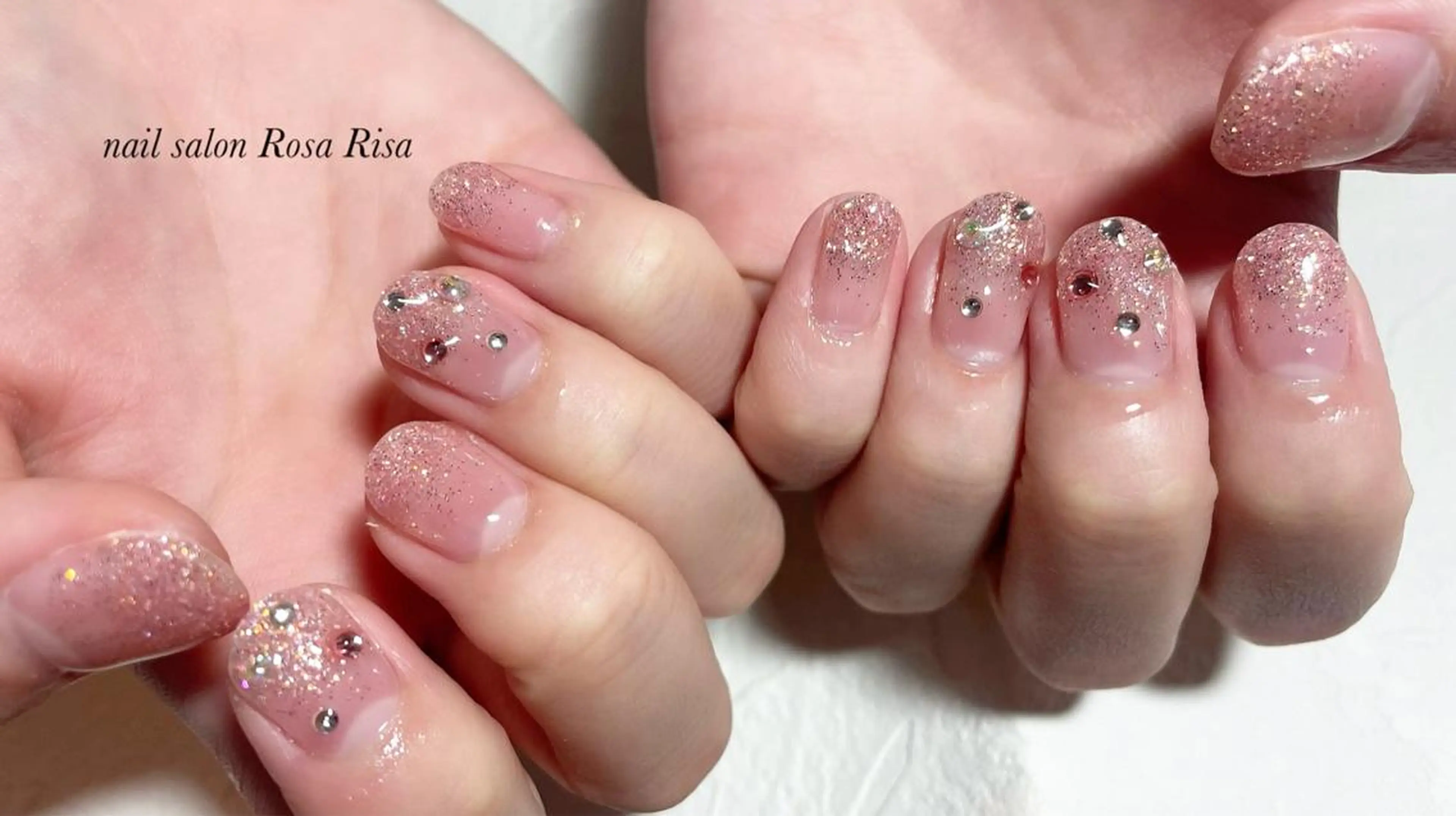 ショート ネイル ラメ(グリッター) ピンク ネイルスタジオ シェイクユアハンズのネイルデザイン