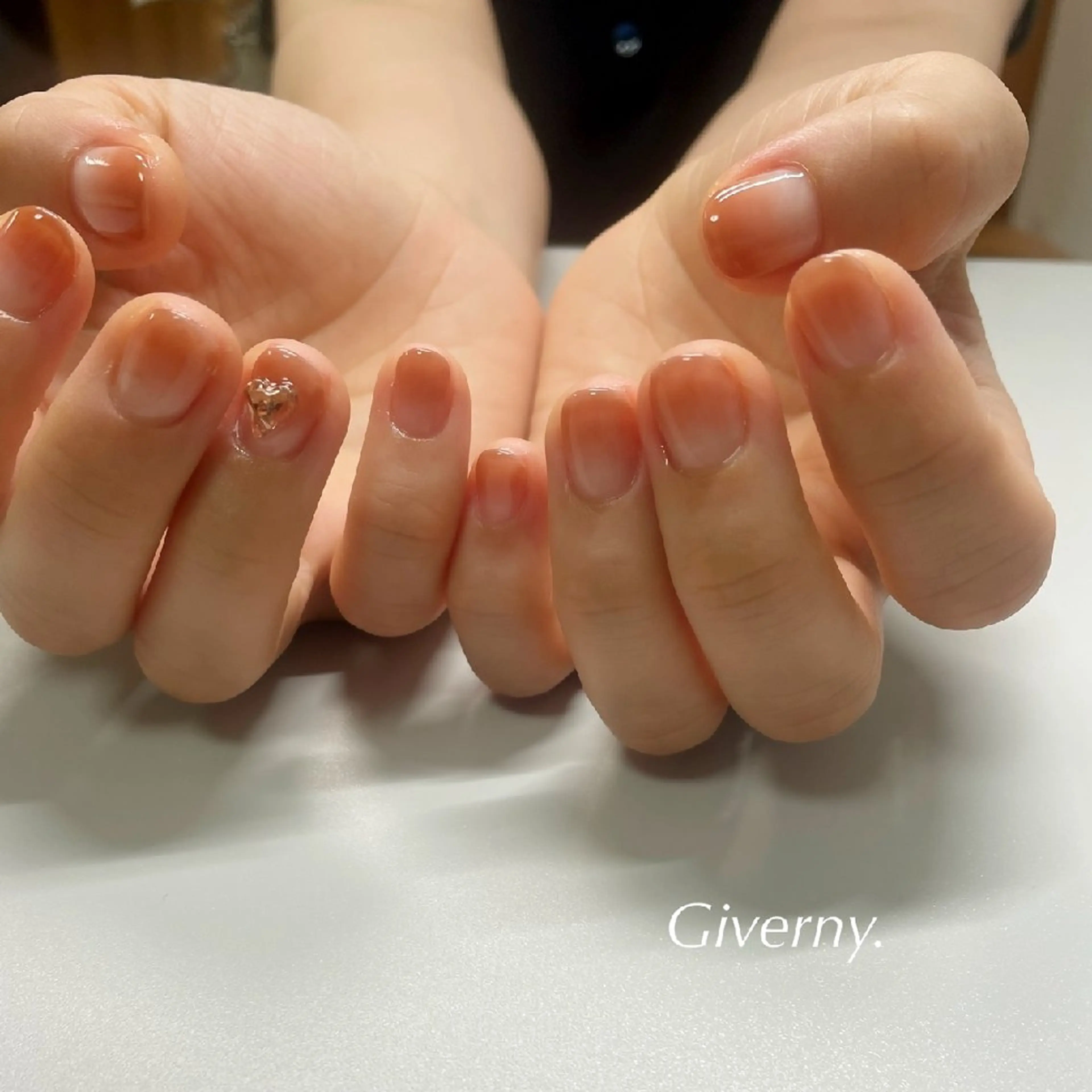 ネイル グラデーション ハート ハンドネイル Giverny .のネイルデザイン