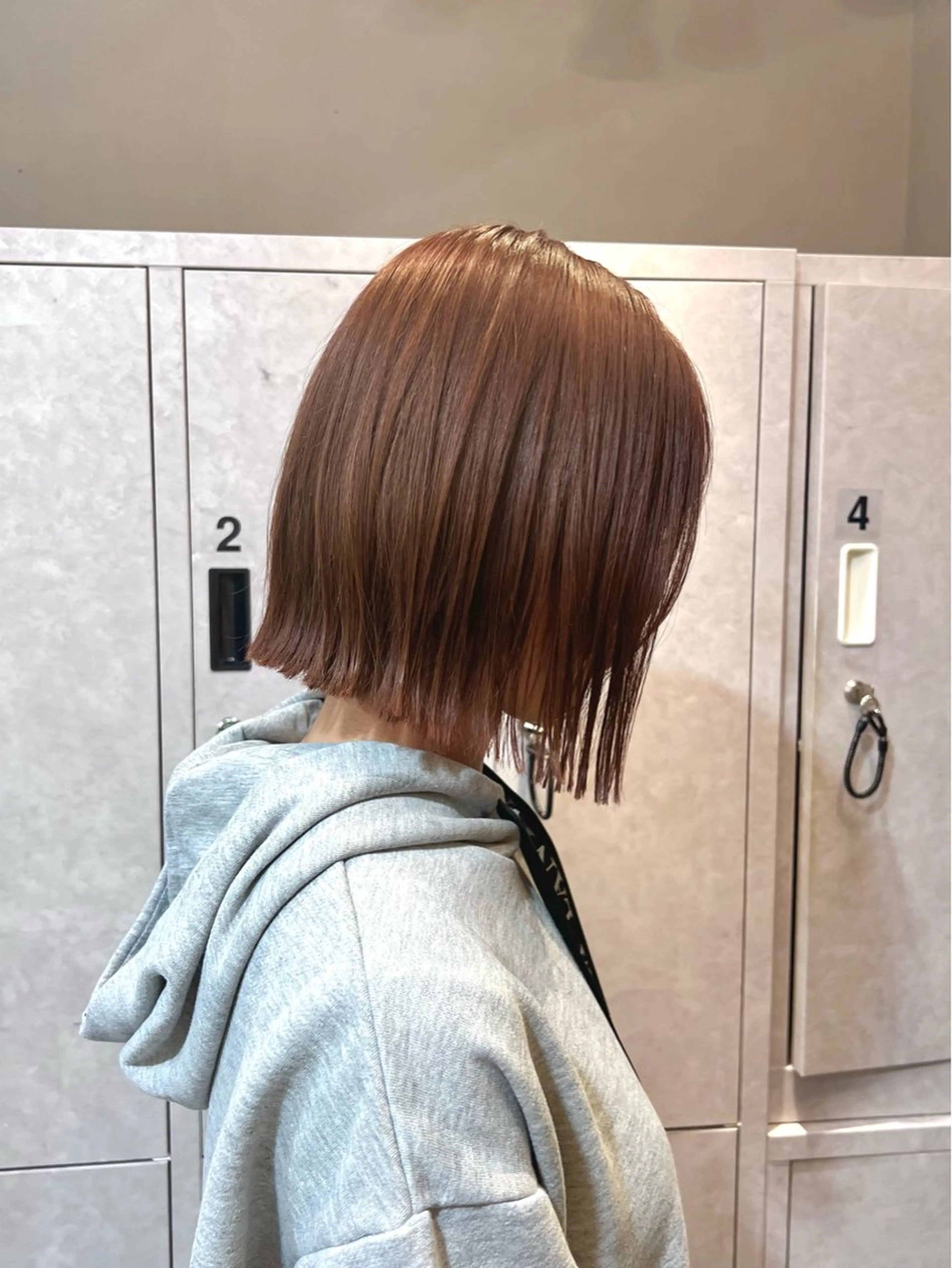 ショート カラー 切りっぱなしボブ ベージュカラー ブラウンカラー 透明感カラー ボブ カット ヘアカラー ioe 元町のヘアスタイル