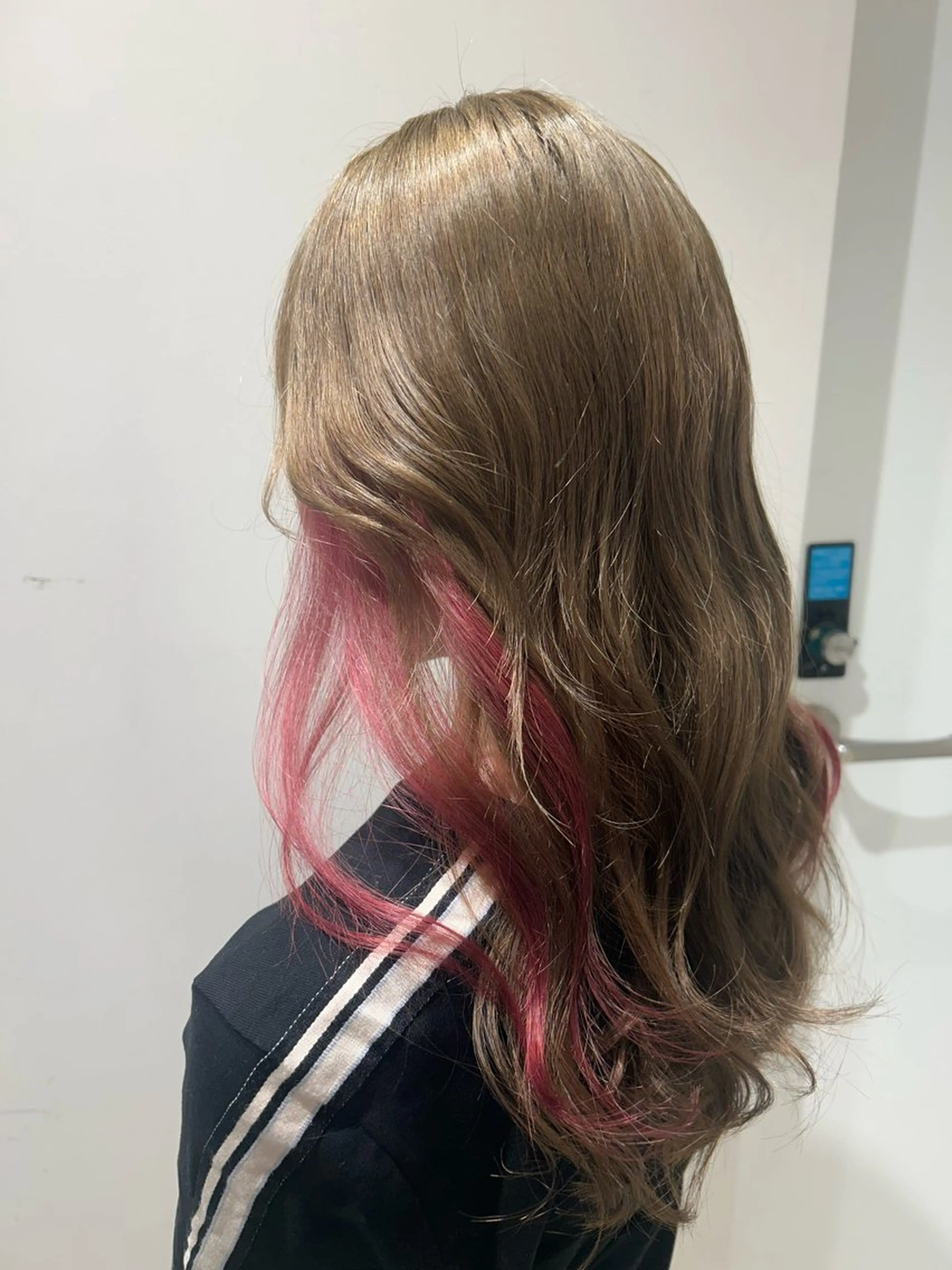 ロング カラー イヤリングカラー カット ヘアカラー ピンク/ベージュ /似合わせ/田島百華のヘアスタイル