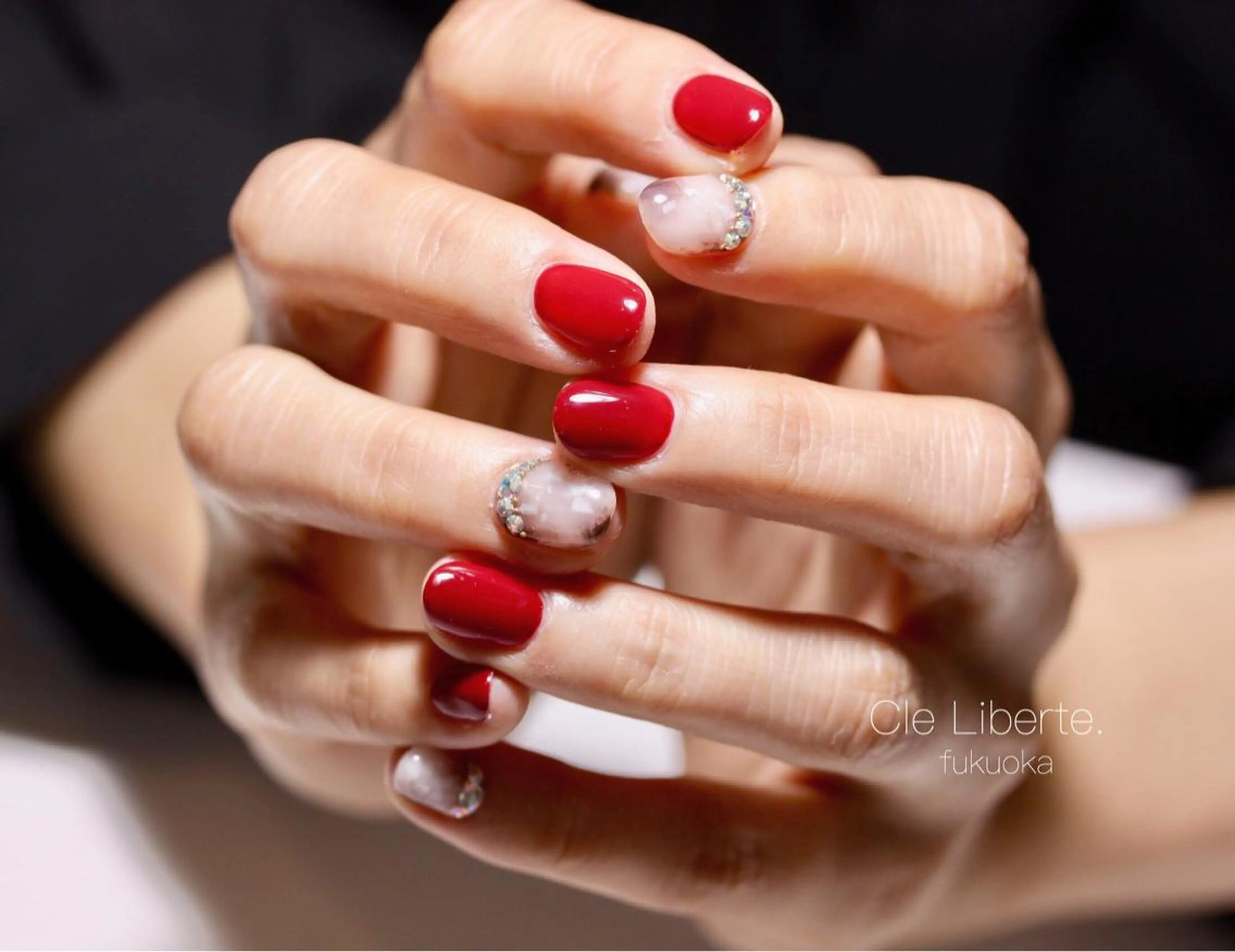 ネイル オーロラネイル べっ甲ネイル ボルドー ストーンネイル ホワイト Elio所属・Elio 国泰寺のネイルデザイン