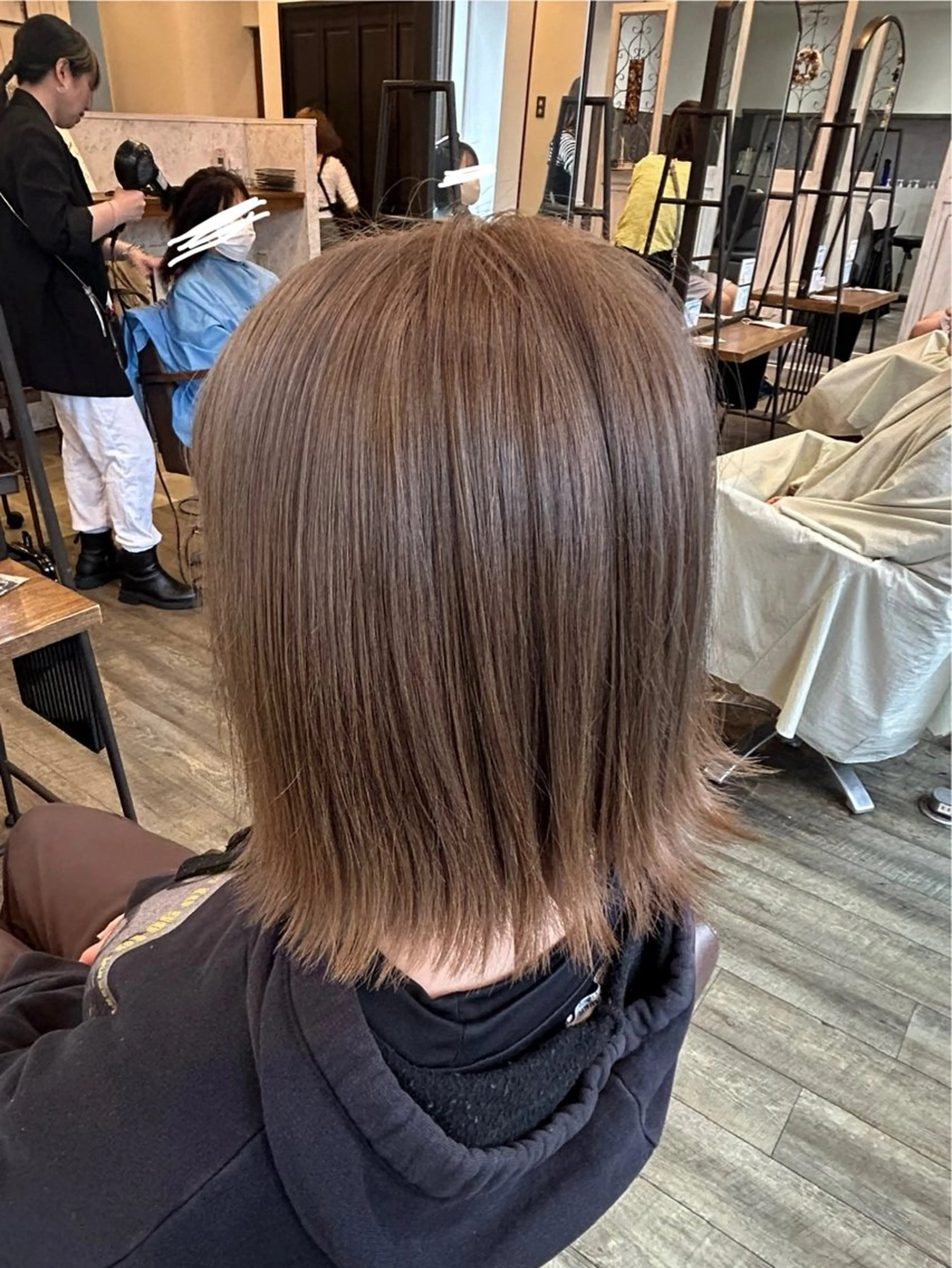 ミディアム カラー ベージュカラー ブリーチ 松本 玲菜のヘアスタイル