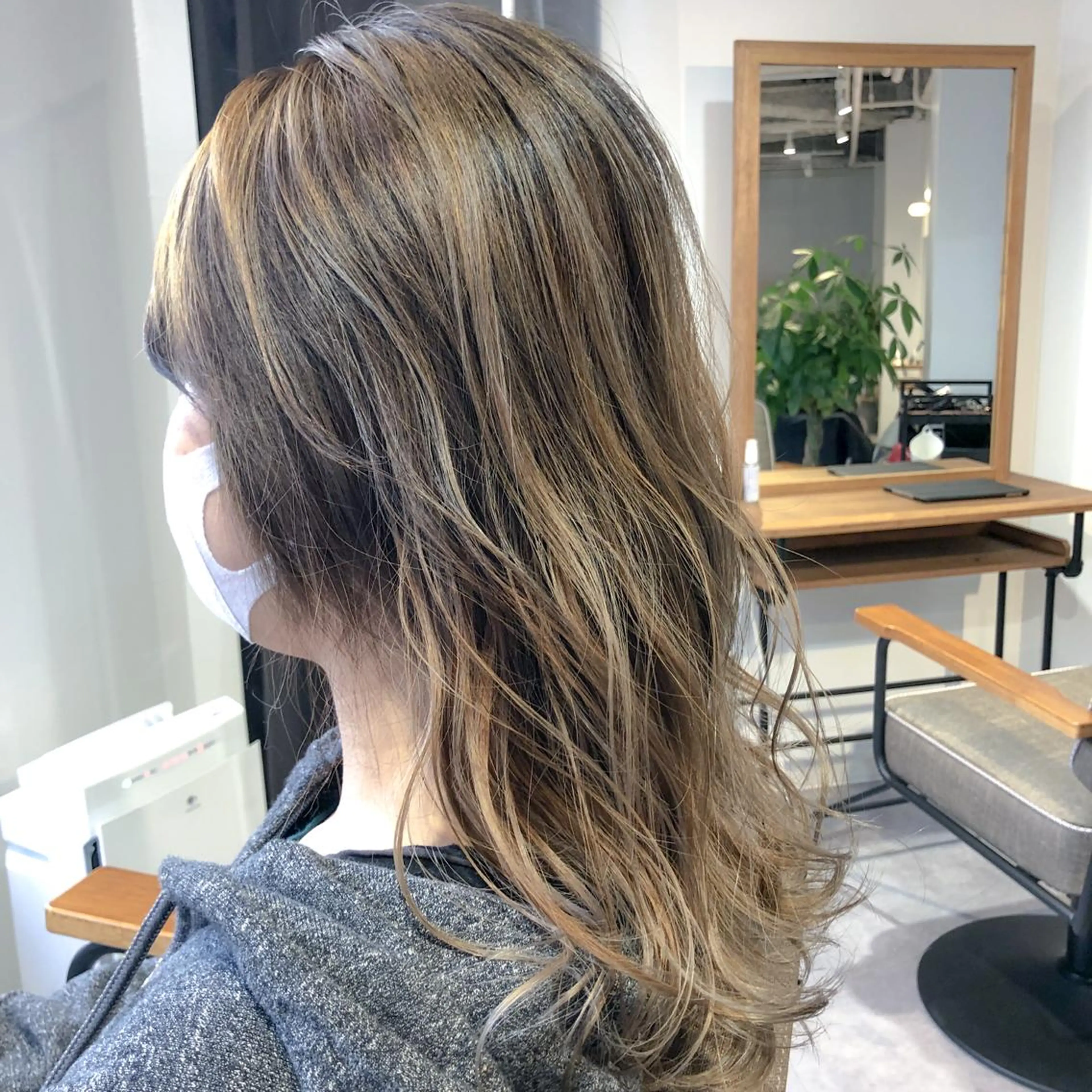 ロング MIA スタイリストのヘアスタイル