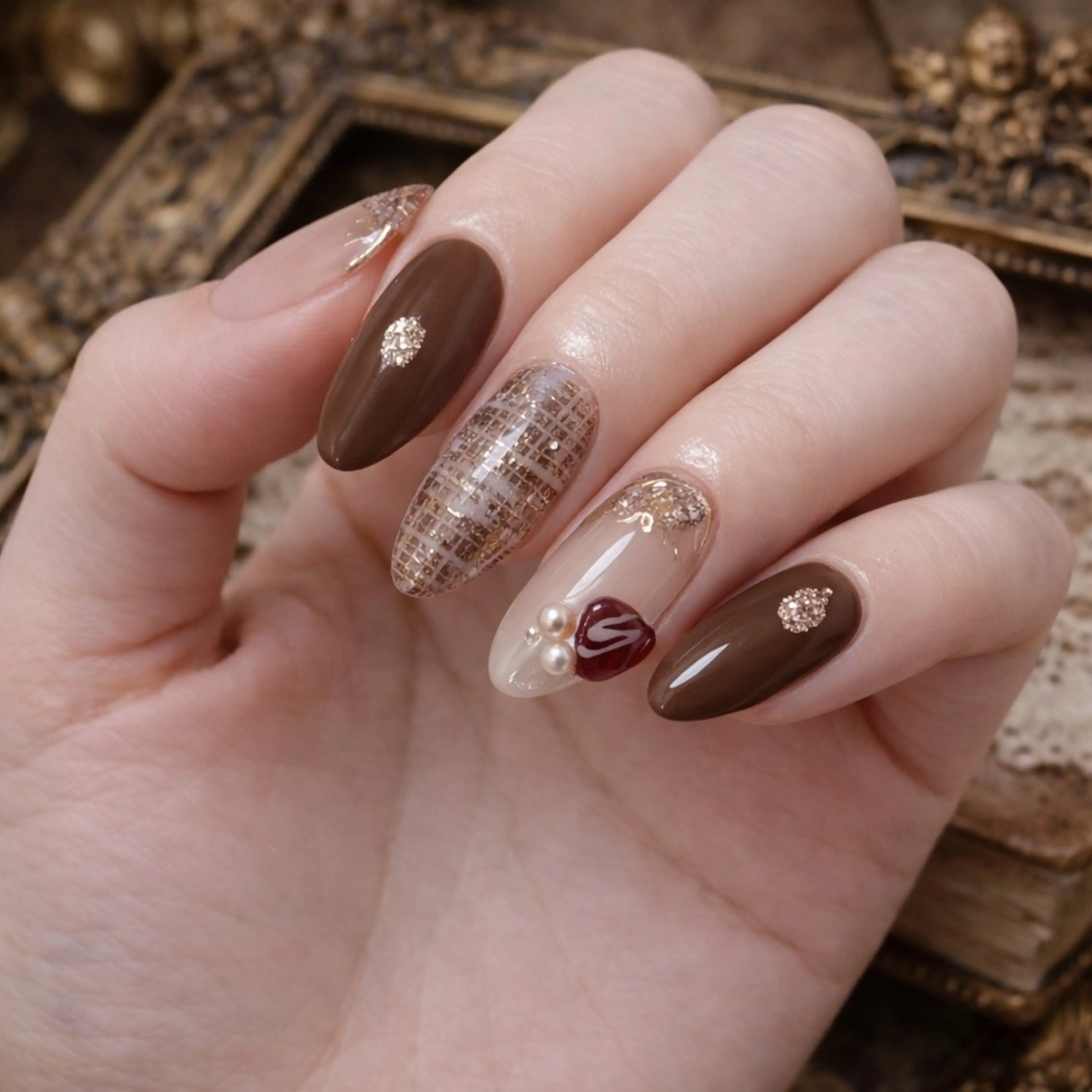 ネイル アートネイル ゴールド ハンドネイル Roger 舞のネイルデザイン