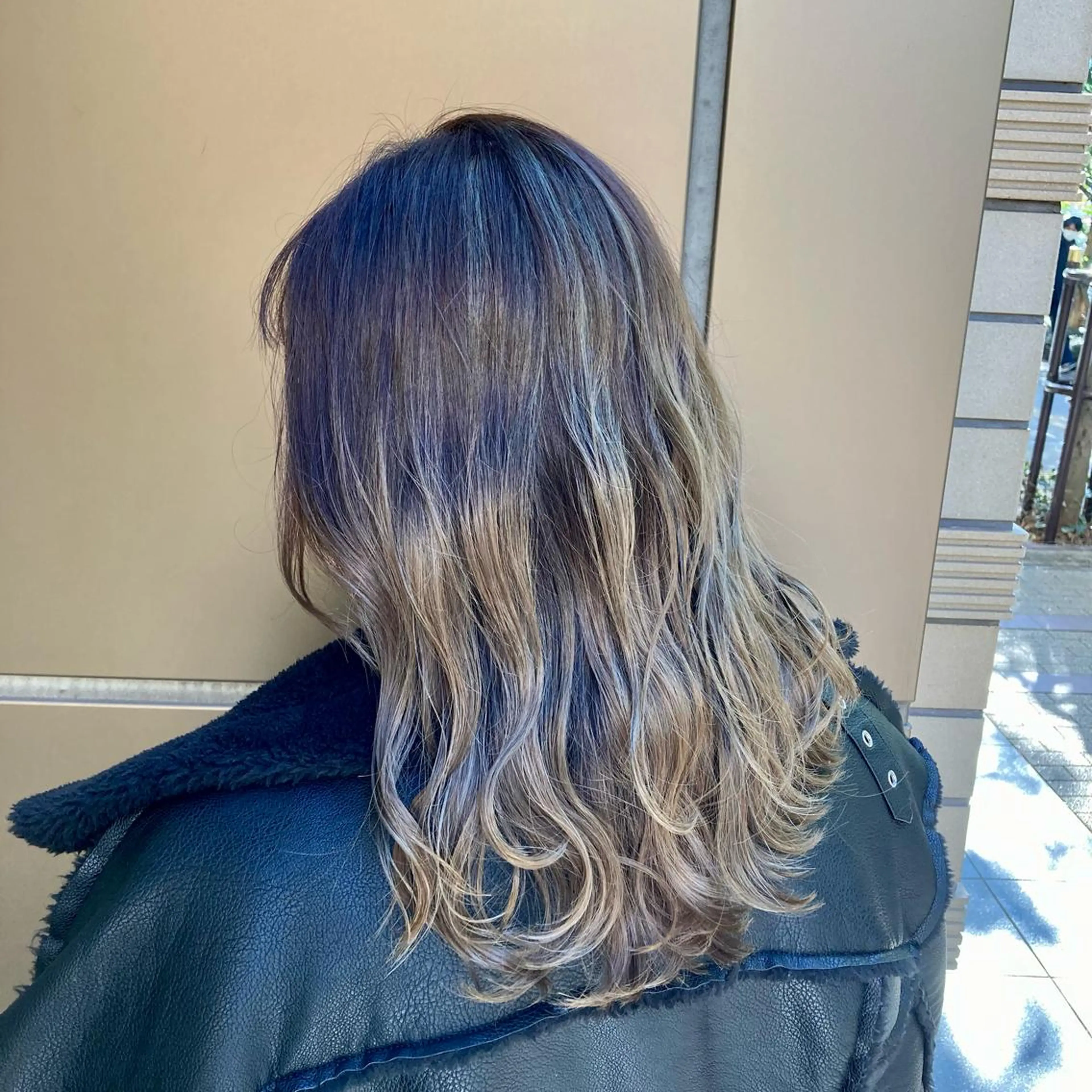 セミロング カラー アッシュ ハイライトカラー オリーブアッシュ ハイライト 松岡 知のヘアスタイル