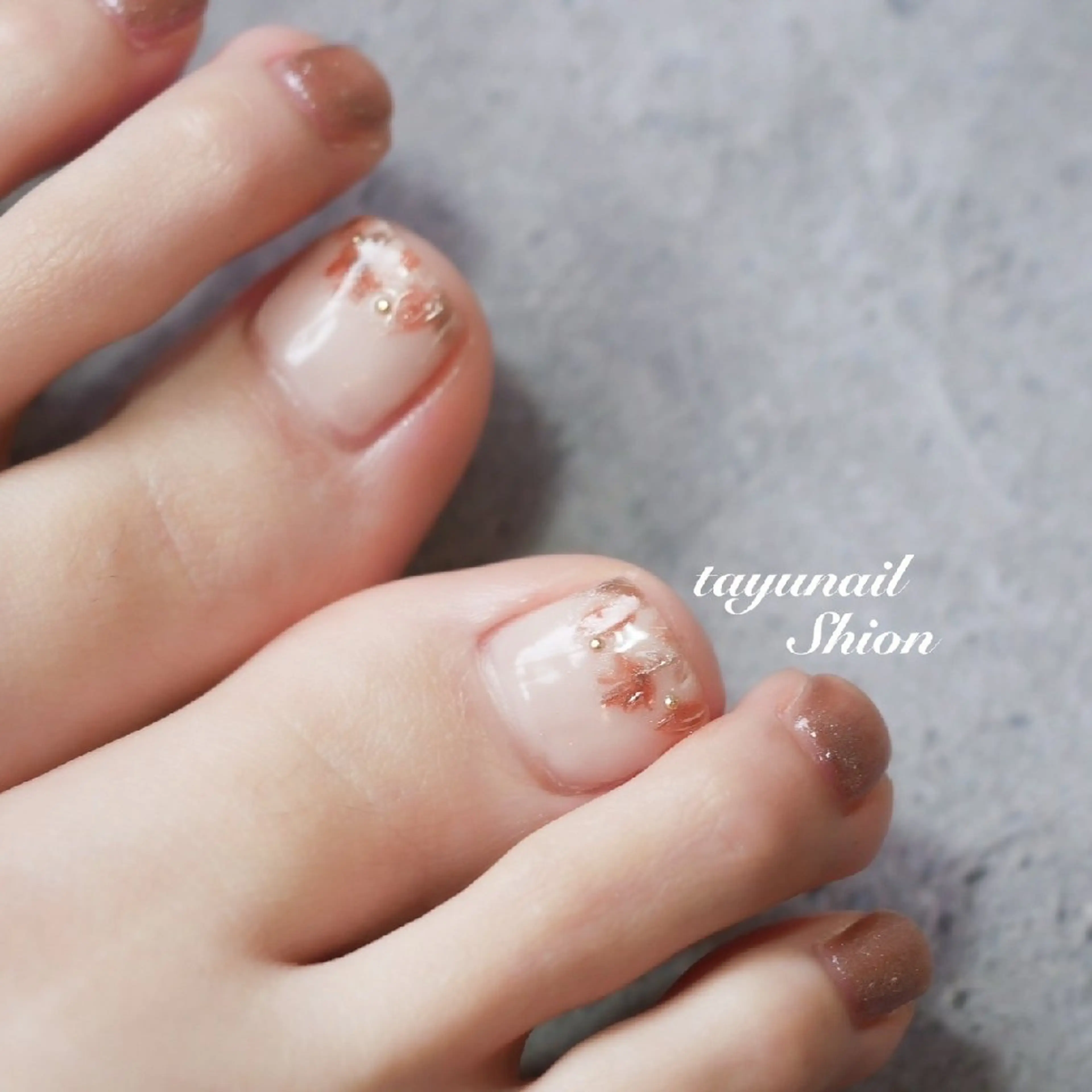 ネイル ブラウン フットネイル ジェルネイル キラキラネイル ニュアンスネイル ネイルサロン・ネイルスクール たゆnail所属・ネイルサロン 【たゆnail】のネイルデザイン