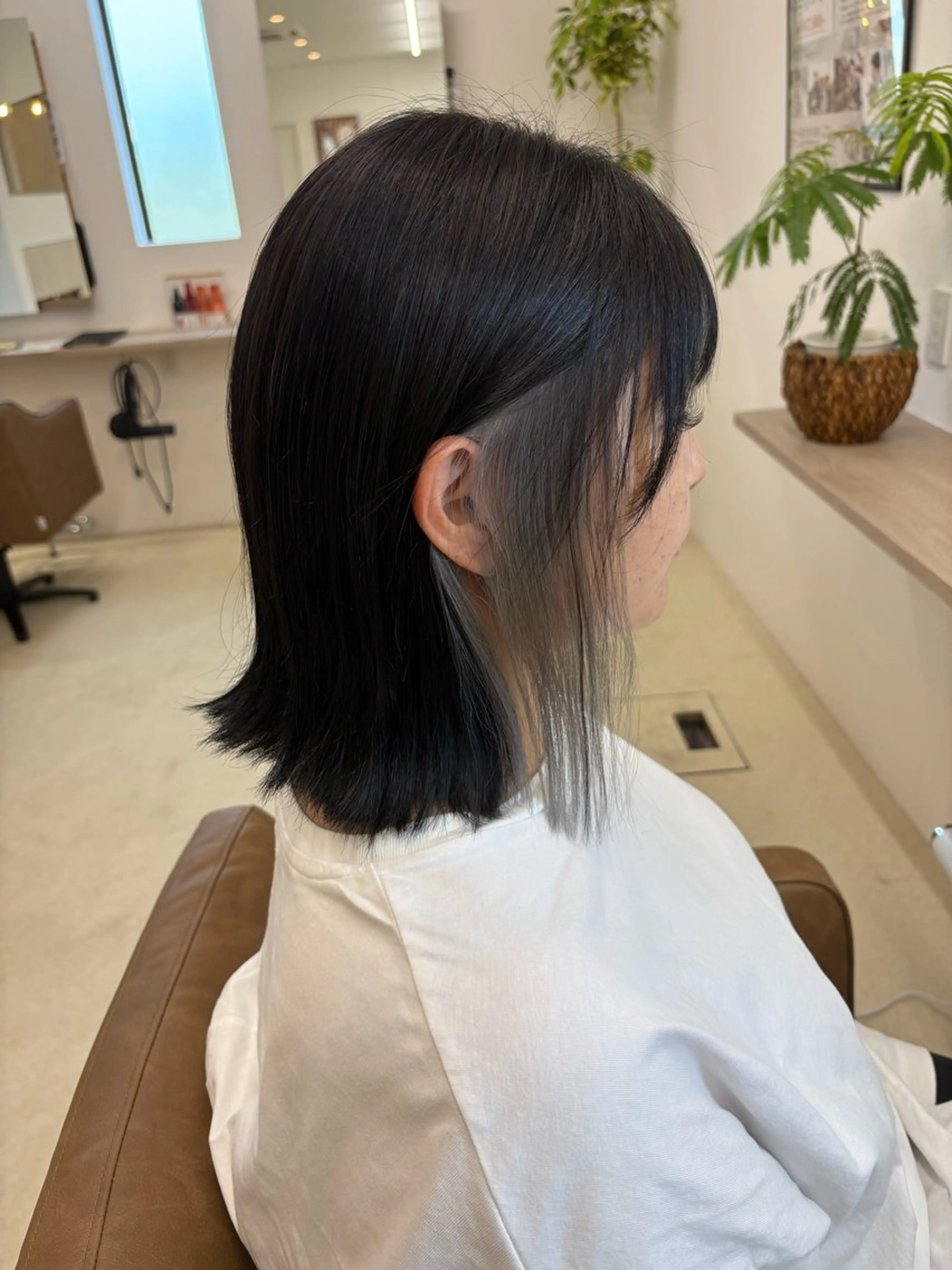 カラー ブリーチ インナーカラー シルバー モデルさん募集🌟 艶カラー/杉山海帆のヘアスタイル