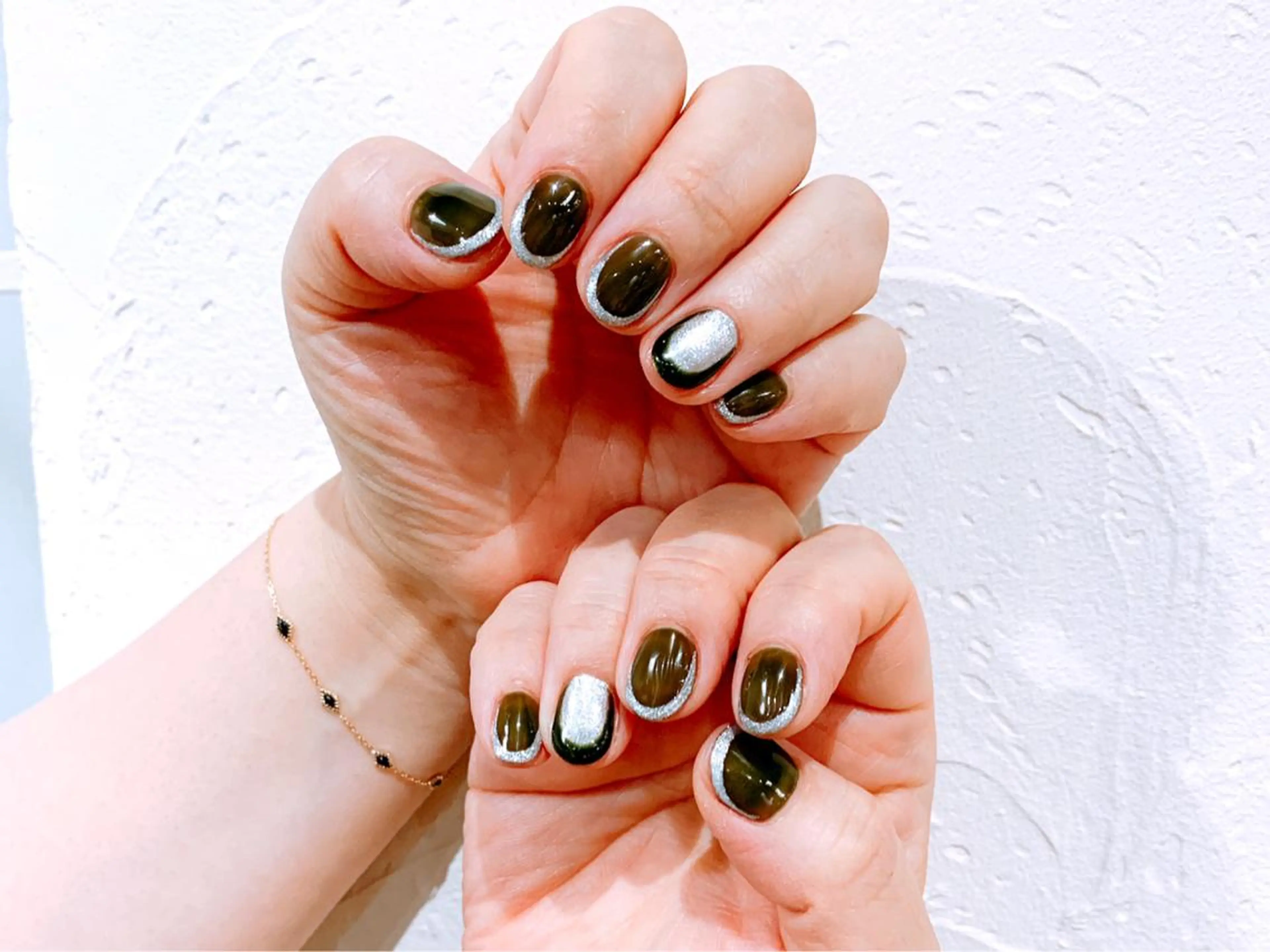 ネイル フレンチネイル ラメ(グリッター) シルバー THECOLORS所属・近貞 莉奈のネイルデザイン