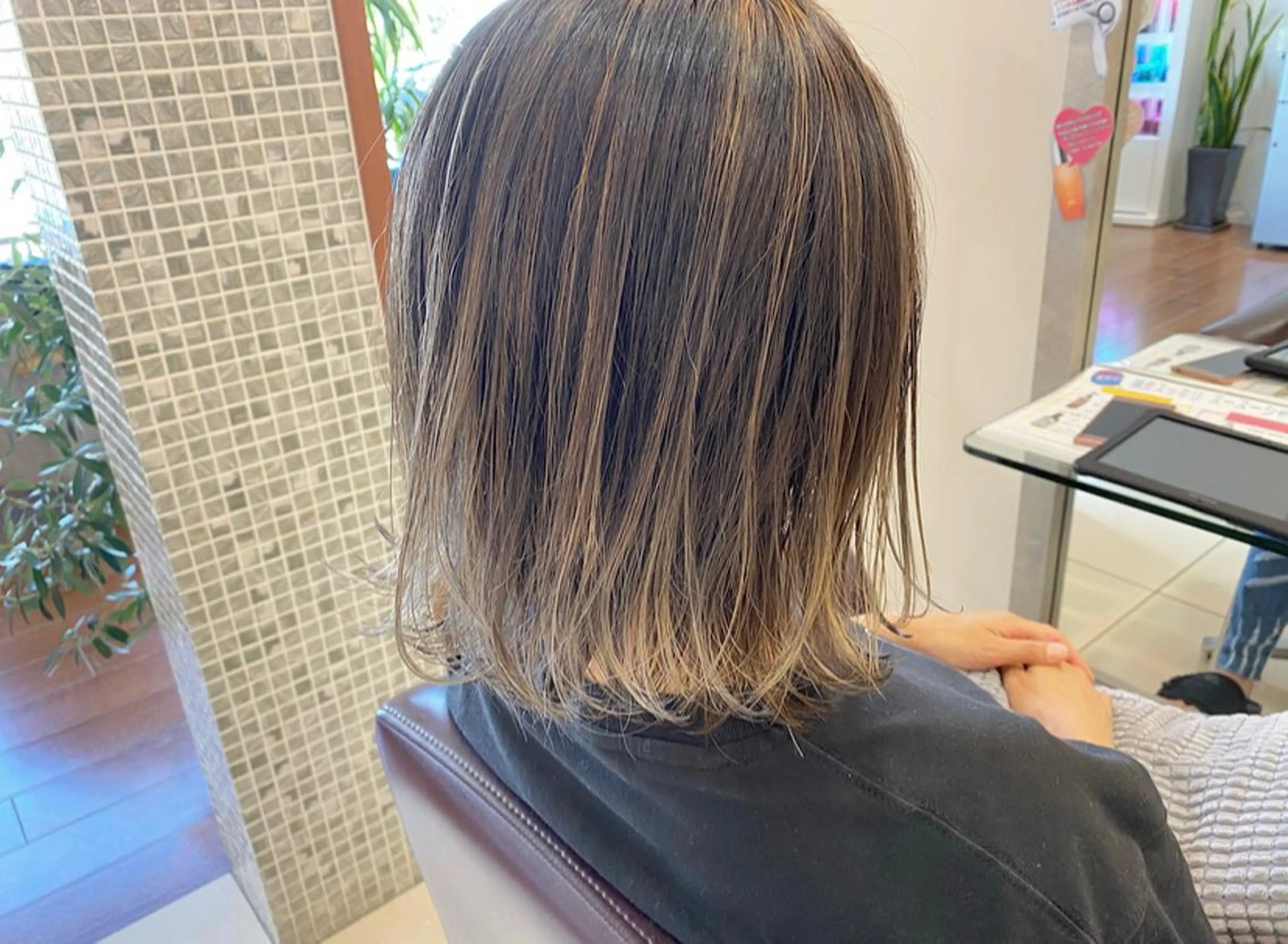 ミディアム カラー アッシュ バレイヤージュ ベージュカラー レイヤーカット カット ヘアカラー トリートメント 鈴木 翔梧のヘアスタイル