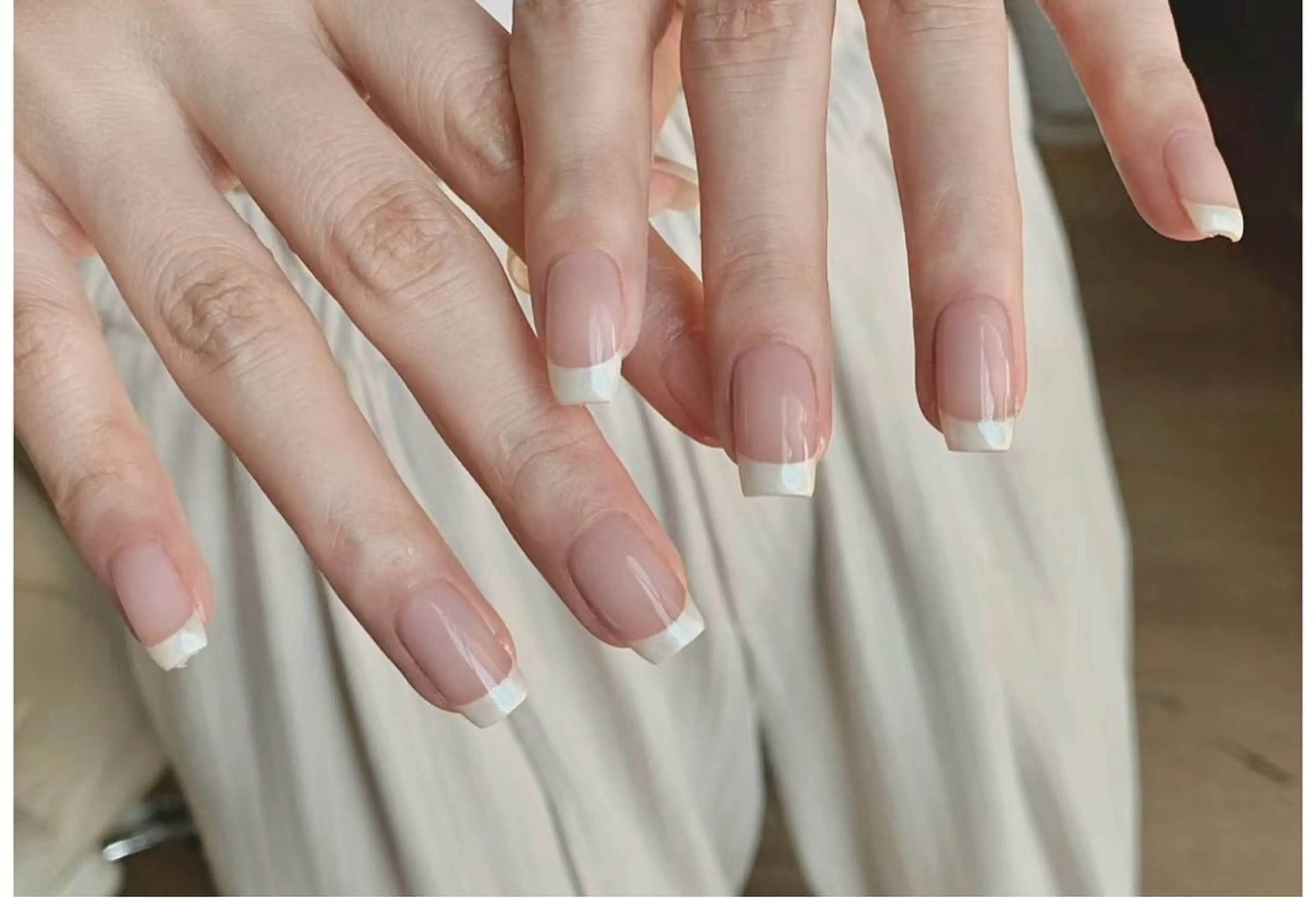 ハンドネイル、クリアフレンチ（オーロラ追加➕¥500)初回ジェルオフ無料、角質ケア込みの写真