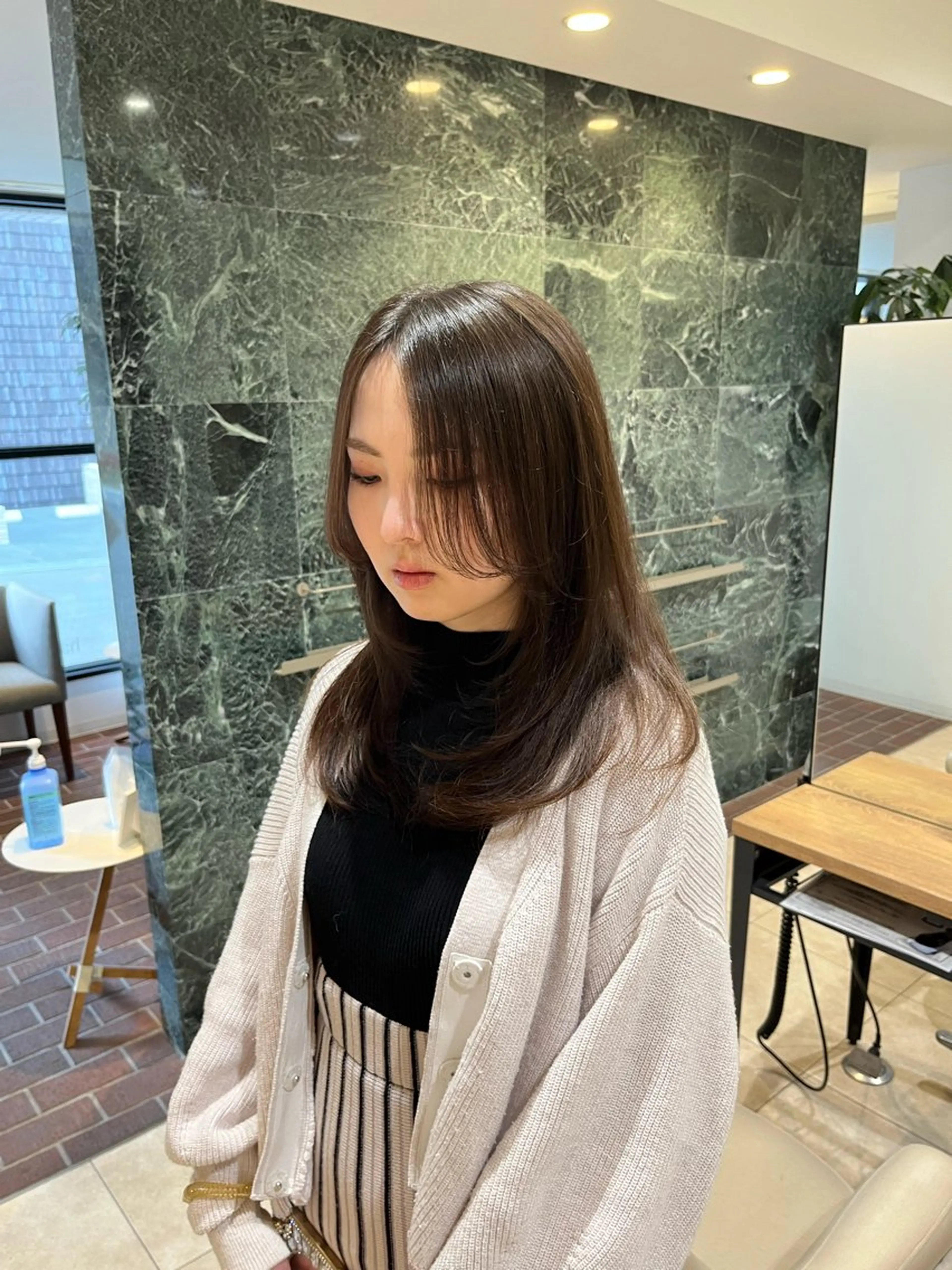 セミロング 顔まわりレイヤー 韓国風ヘア レイヤーカット 髪の修復専門サロン hair place VIVE所属・KOTA / ハイトーン/髪質改善のヘアスタイル