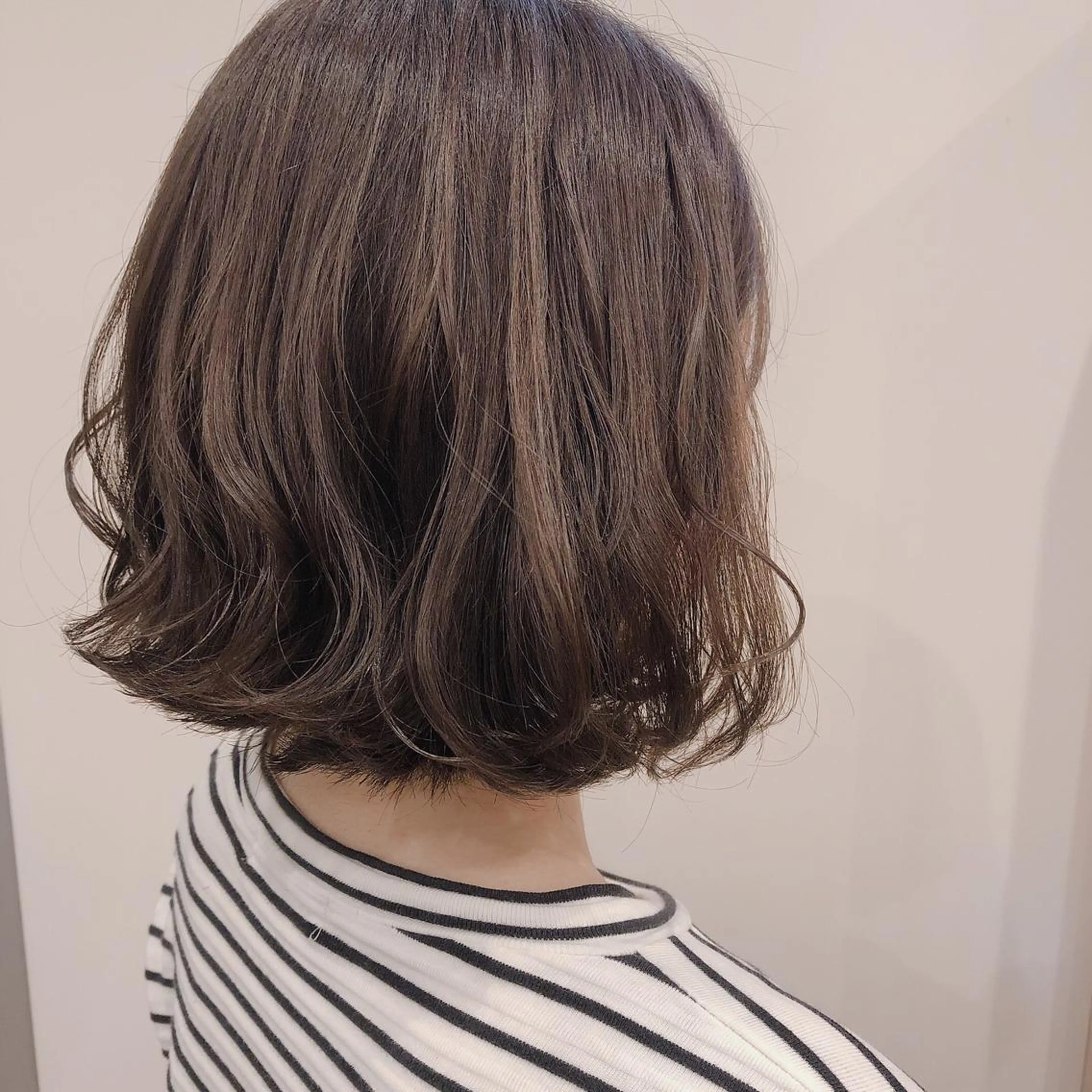 ショート カラー アッシュ ラベンダーカラー ラベンダーアッシュ ボブ 外ハネヘア アクイールグラッセ 滝村鈴夏のヘアスタイル