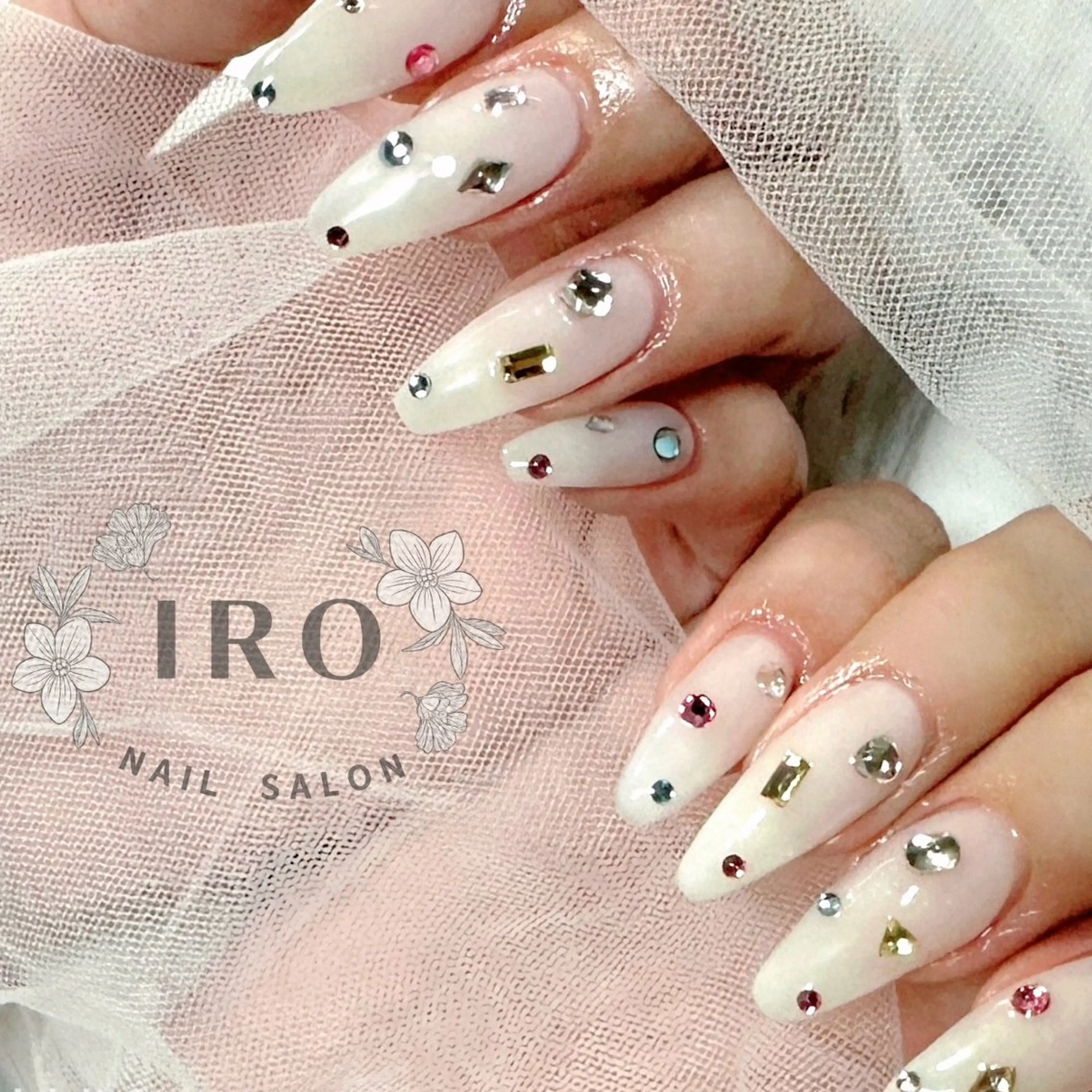 ネイル ホワイト NAILSALON IROのネイルデザイン