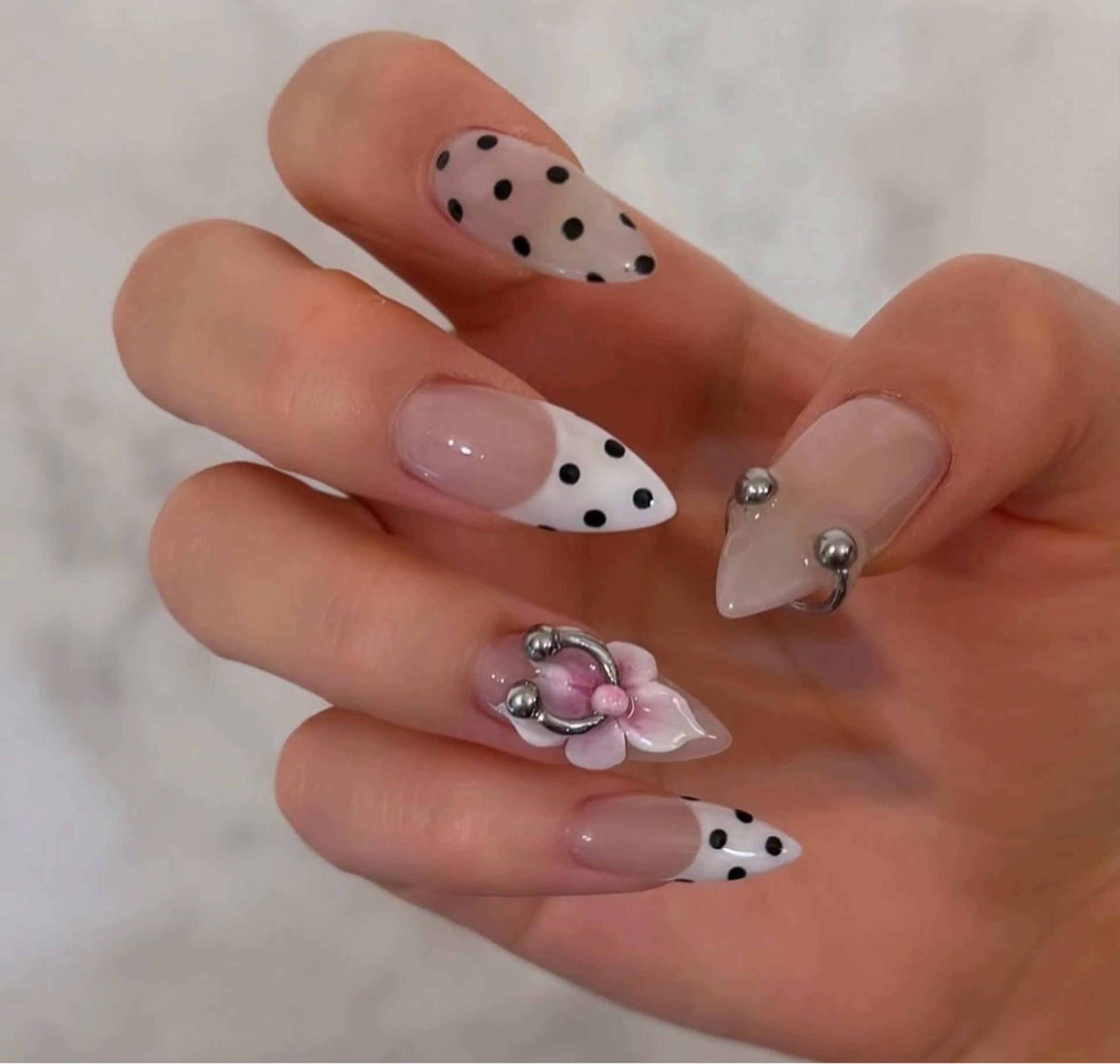 ネイル アニマル柄 オーロラネイル チークネイル フラッシュネイル ジェルネイル ハンドネイル Lyna 池袋のネイルデザイン