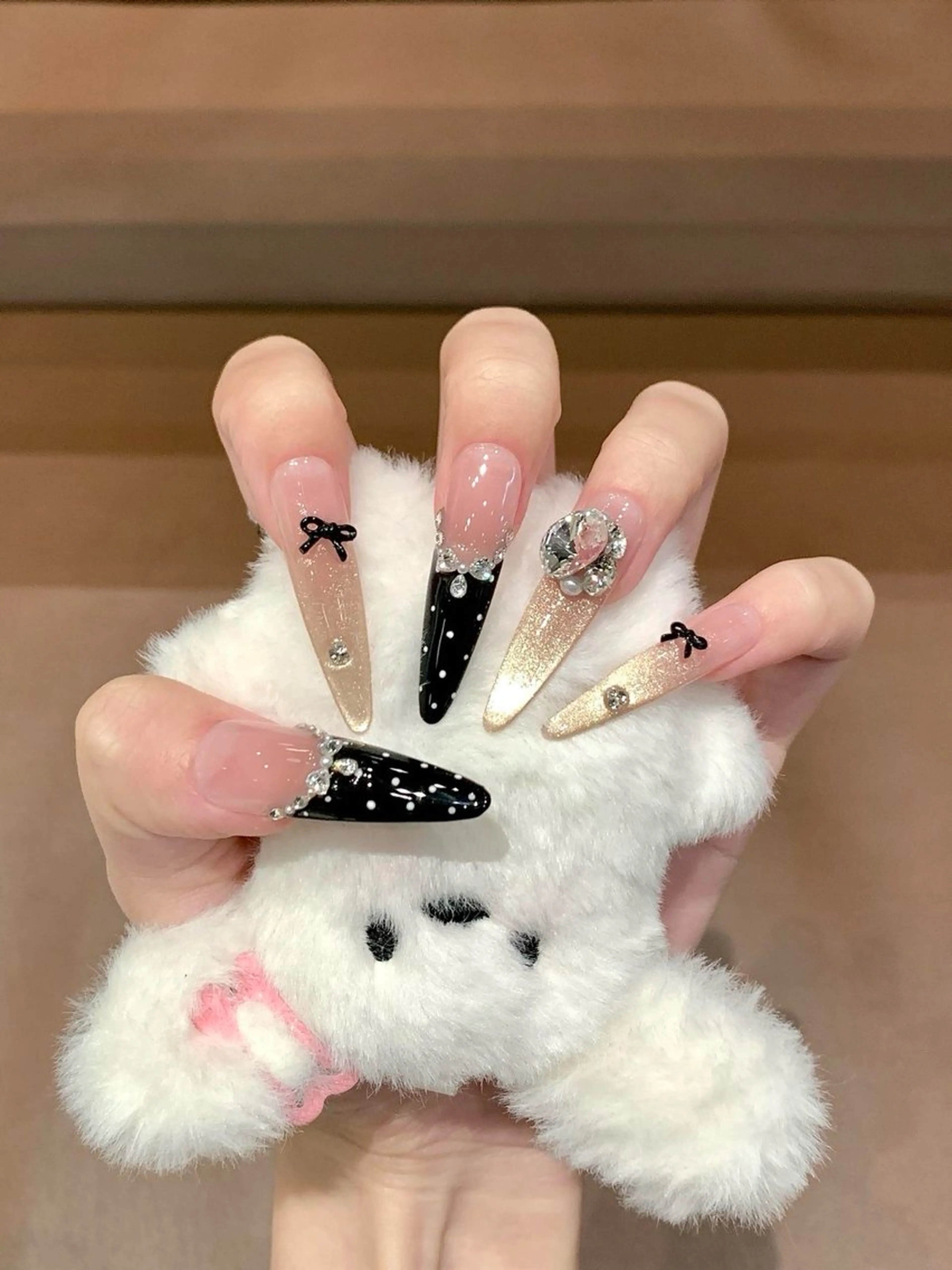 ネイル キラキラネイル 韓国ネイル ロングネイル ワンホンネイル ハンドネイル Josie nail salonのネイルデザイン