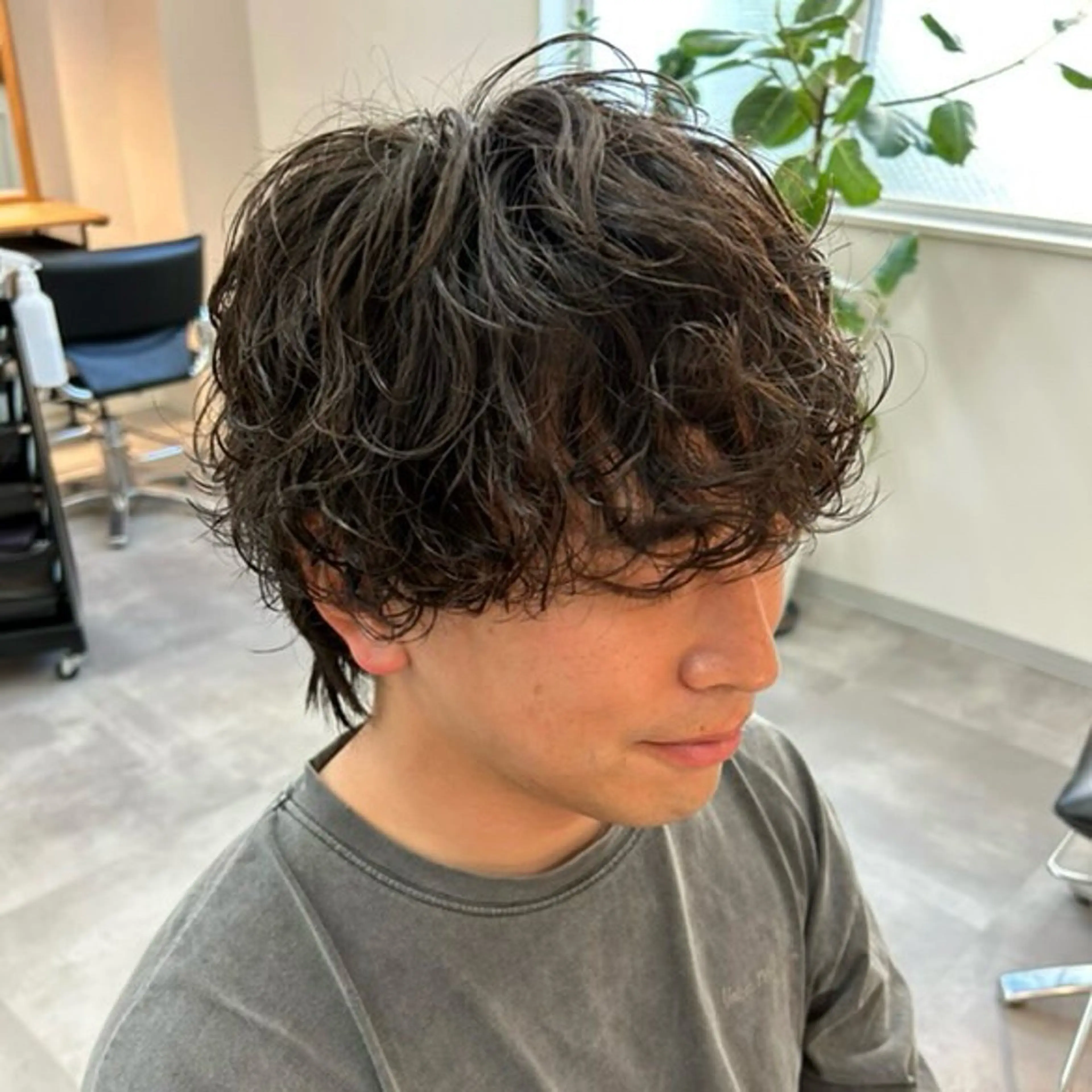 パーマ メンズ フェザーパーマ カルマパーマ メンズ韓国風 メンズパーマ メンズショート カット パーマ 男の理想を叶える🔥 メンズパーマ特化｜関のヘアスタイル