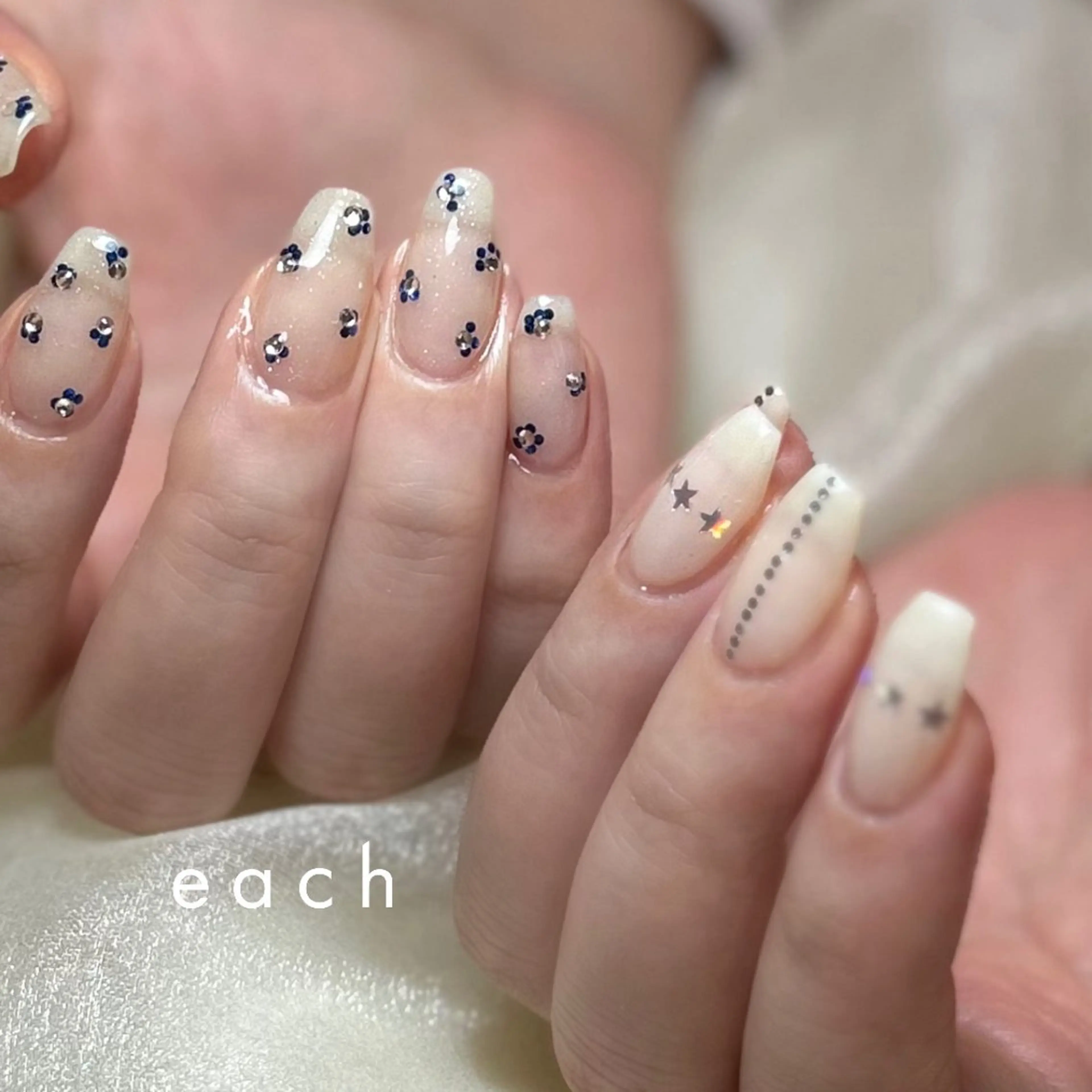 ネイル ハンドネイル ハンドケア 𝒆𝒂𝒄𝒉 kanako 🕊のネイルデザイン