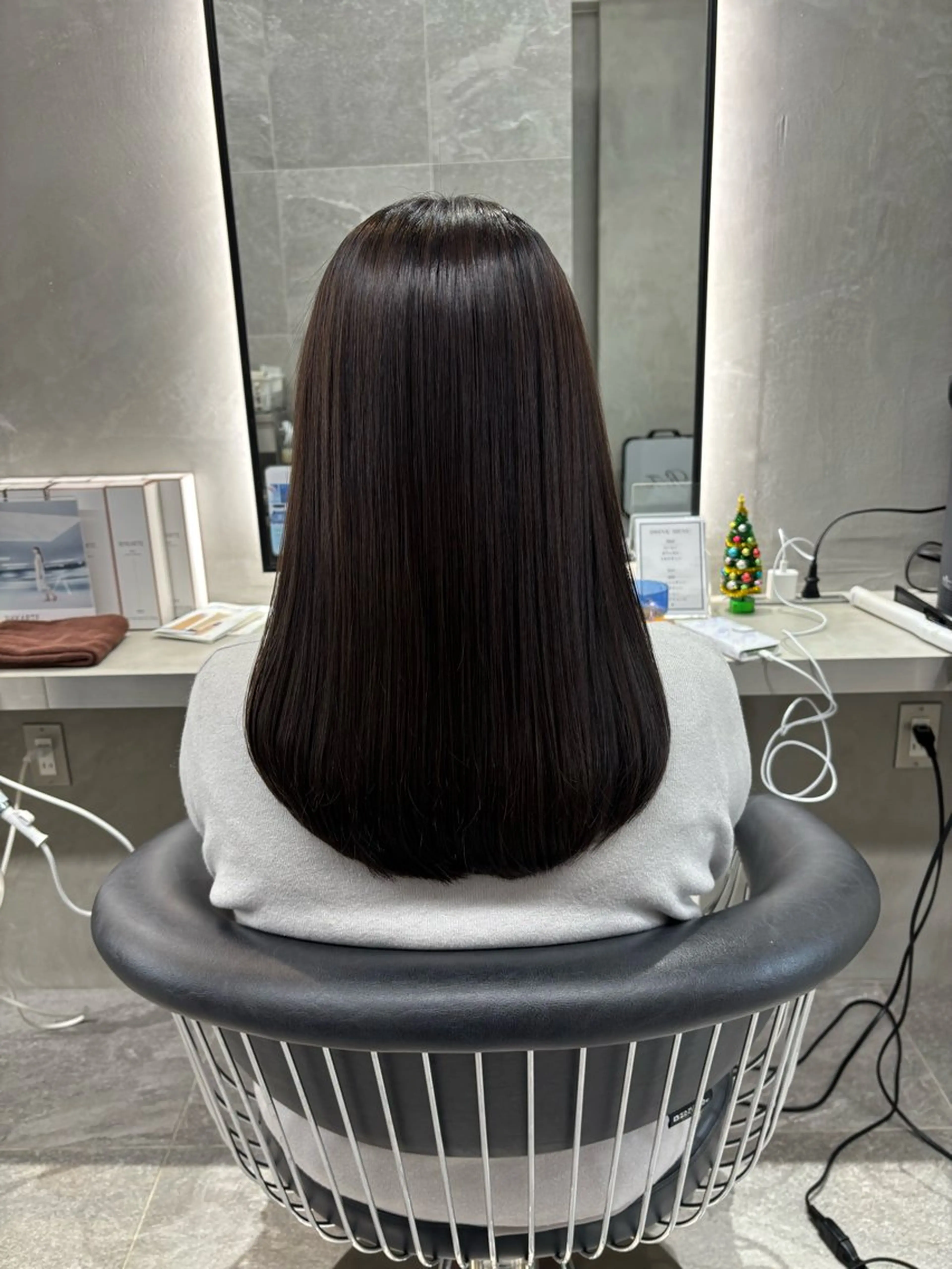 セミロング カット ヘアカラー elements所属・榎 菜摘のヘアスタイル