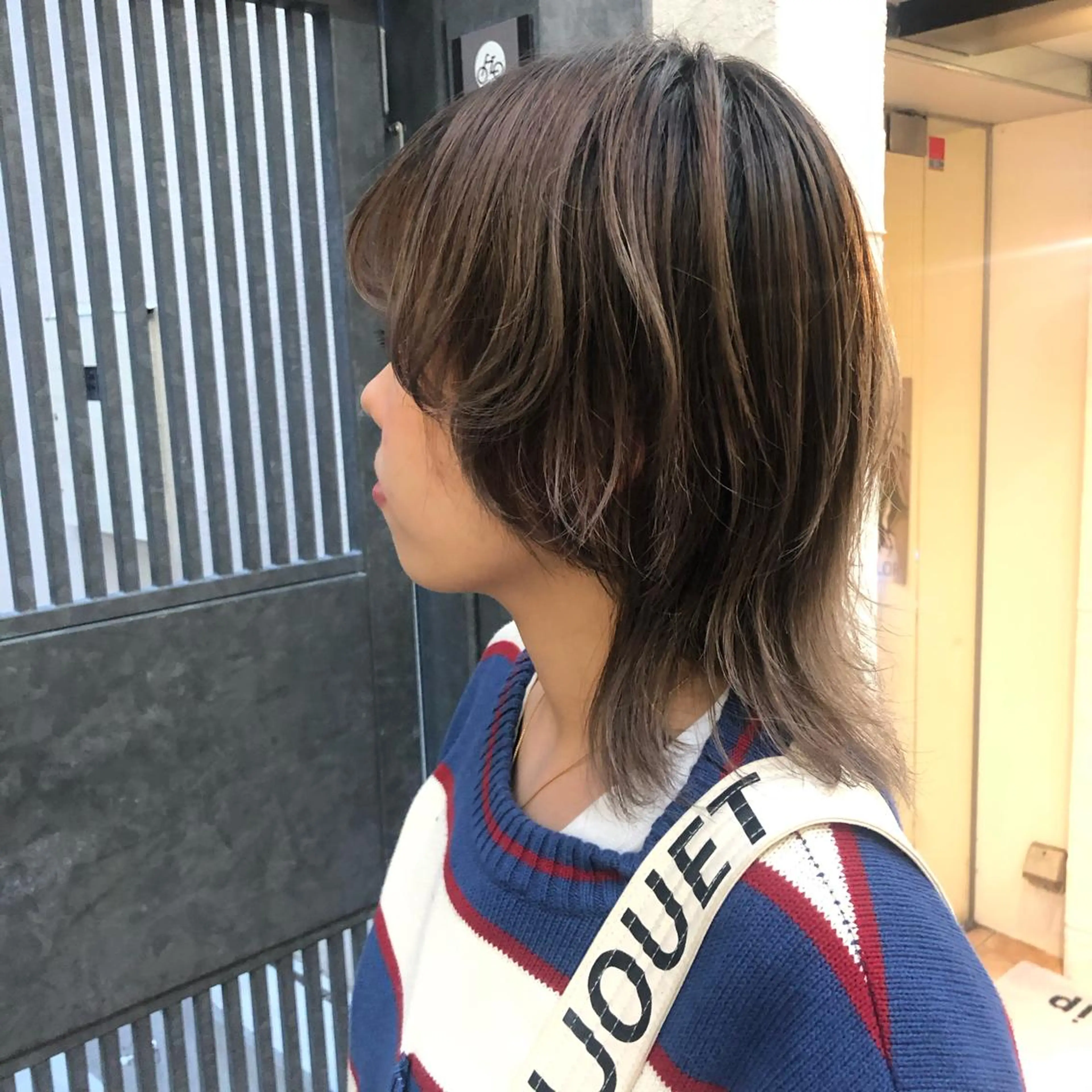 ショート カラー ウルフカット／吉村 桃子のヘアスタイル