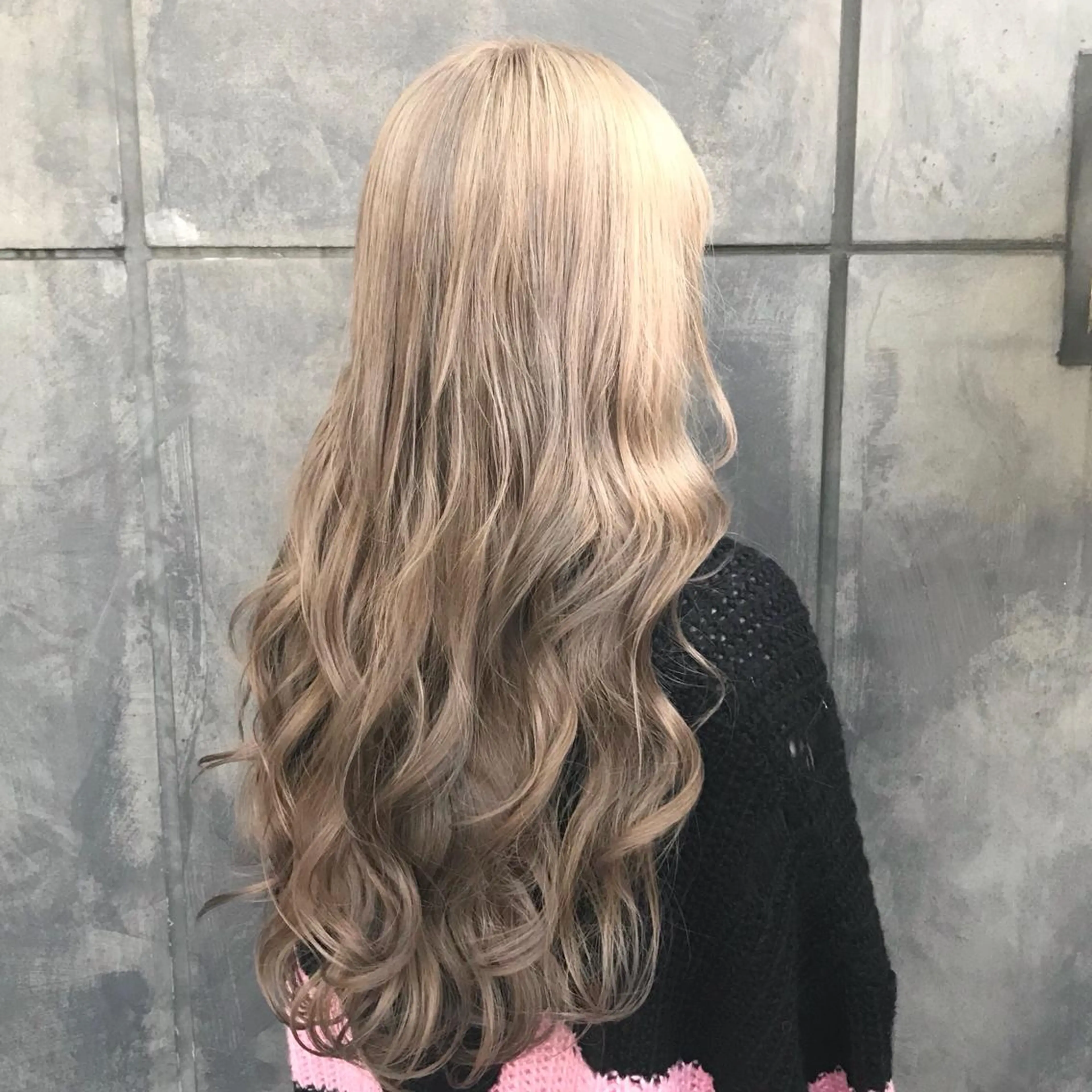 ロング カラー アッシュ ベージュカラー ブリーチ ヨシンモリ ムルギョル巻き サロウィン所属・K-POP好き美容師 🇰🇷Kai.Yのヘアスタイル