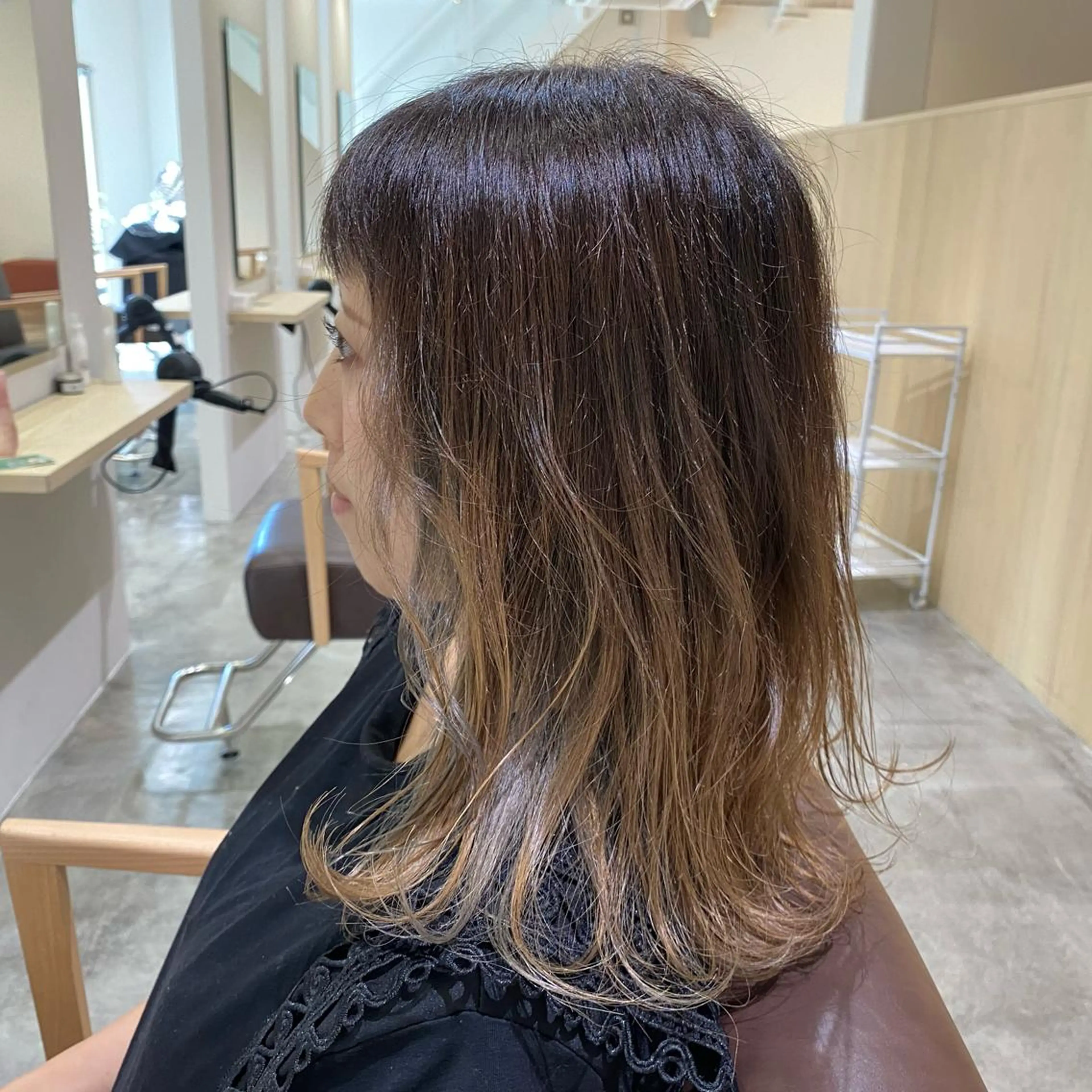 セミロング カラー セミロングパーマ バレイヤージュ ベージュカラー イヤリングカラー グラデーションカラー ブリーチなしWカラー /酸性ストレート河本のヘアスタイル