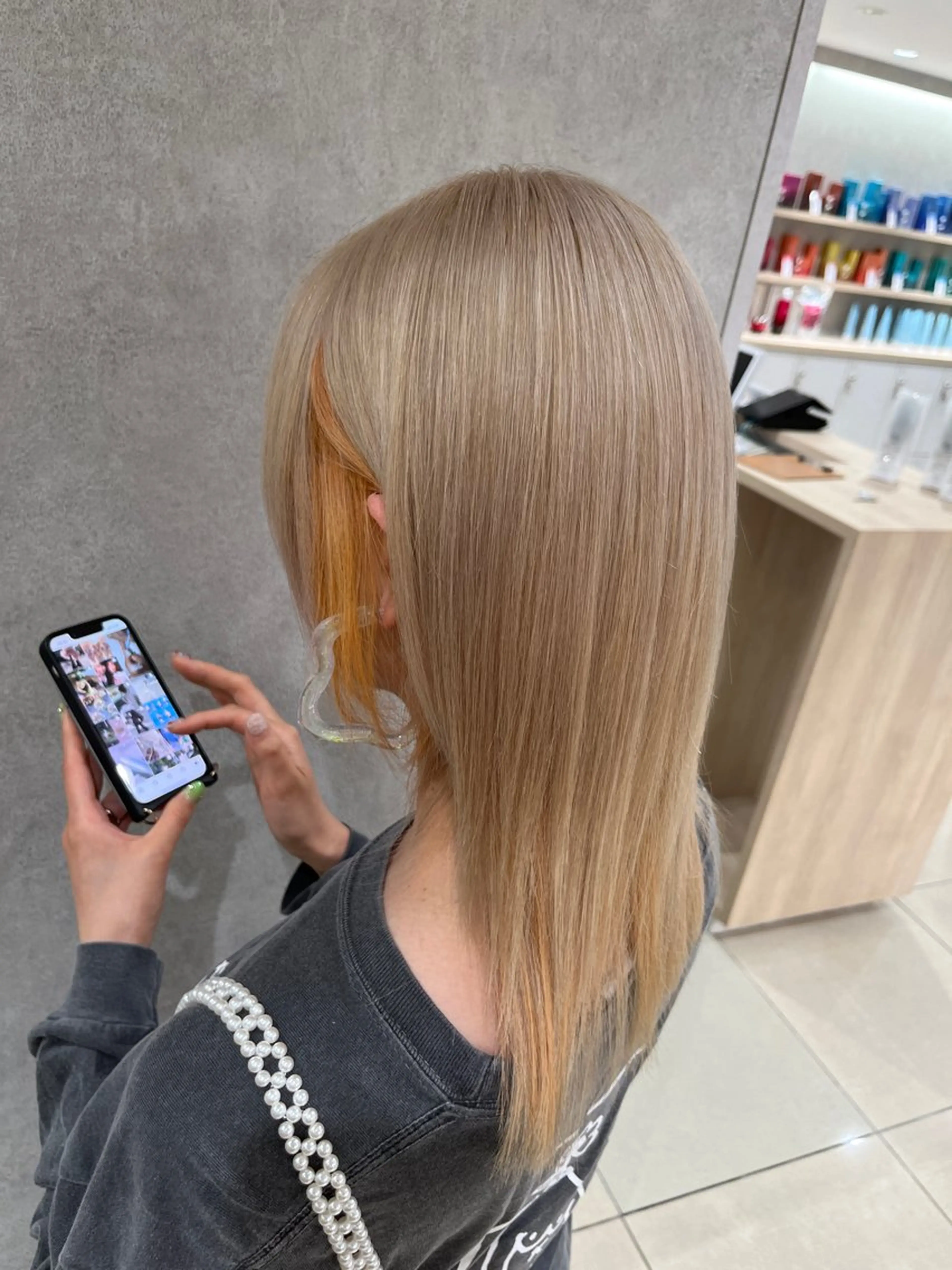 セミロング カラー ベージュカラー ブリーチ インナーカラー オレンジ ホワイトベージュ ヘアカラー トリートメント ハイトーン/ブリーチ 山崎　悠次のヘアスタイル