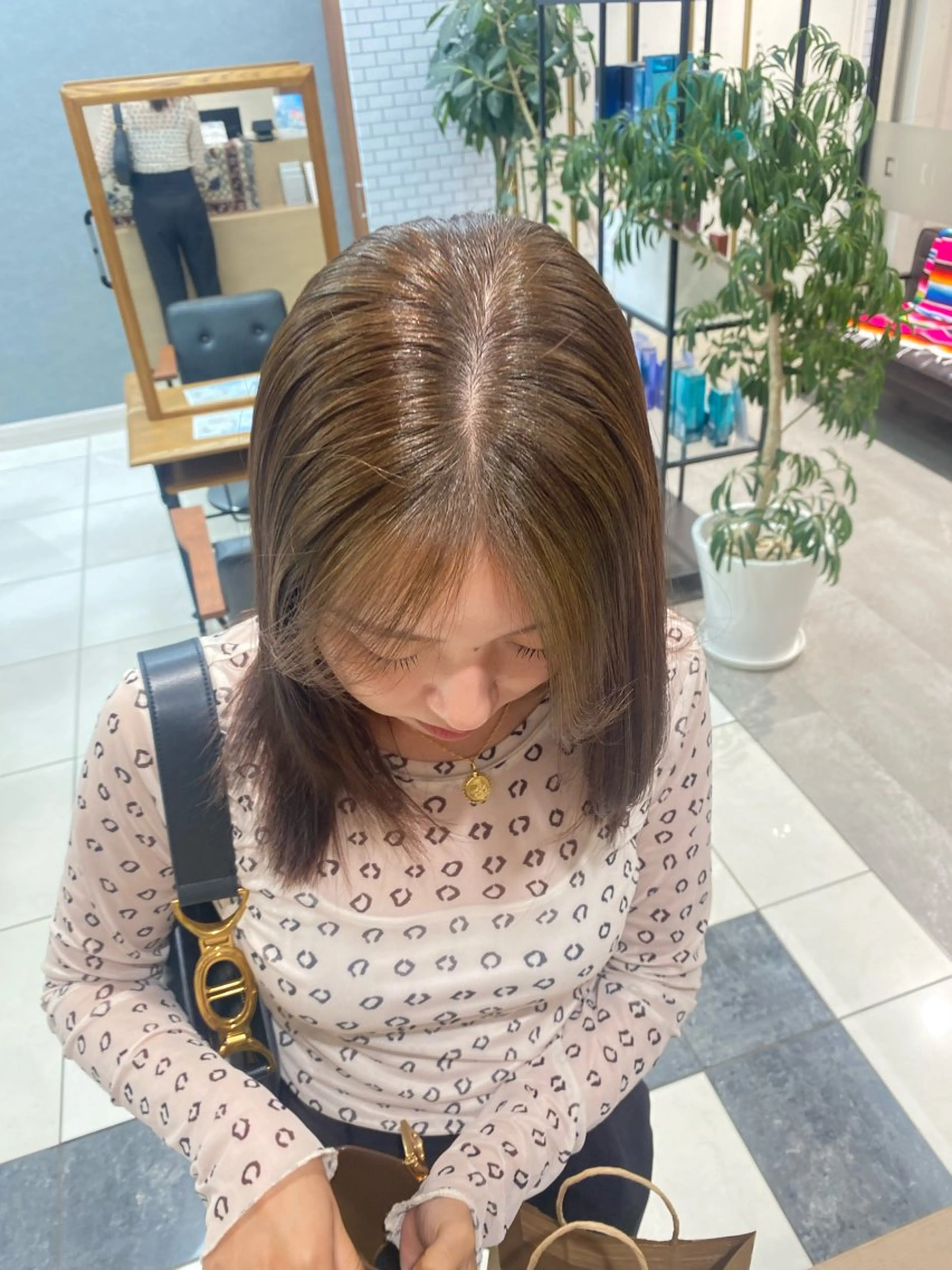 セミロング カラー ベージュカラー オリーブベージュ ブリーチ🫧艶カラー レイヤー韓国ヘアのヘアスタイル