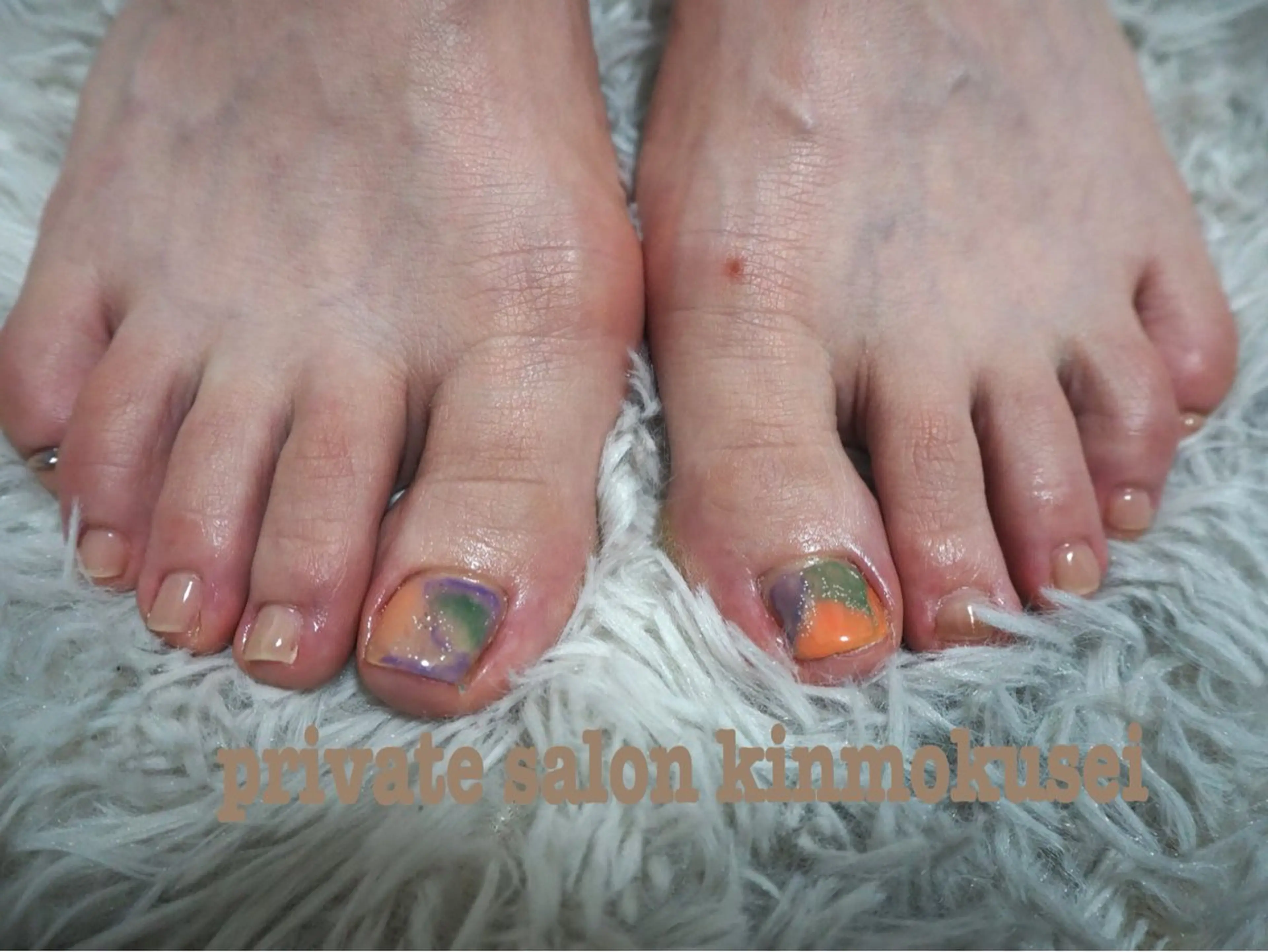 ネイル アートネイル フットネイル ワンカラーネイル フットネイル nail salon kinmokuseiのネイルデザイン