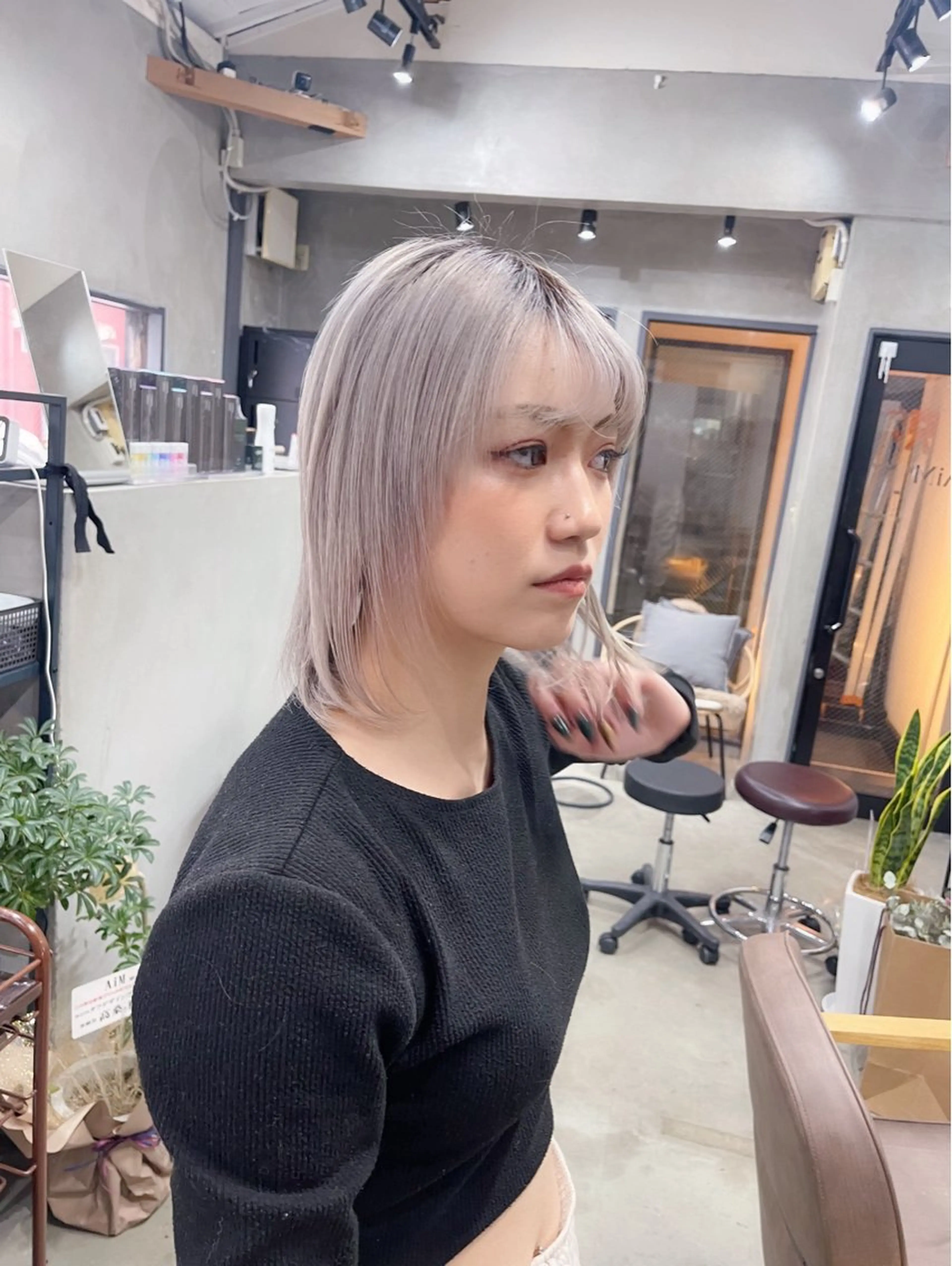 セミロング カラー ハイトーンカラー 顔まわりレイヤー レイヤーカット ヘアカラー トリートメント AiM 大名　似合わせカットのヘアスタイル