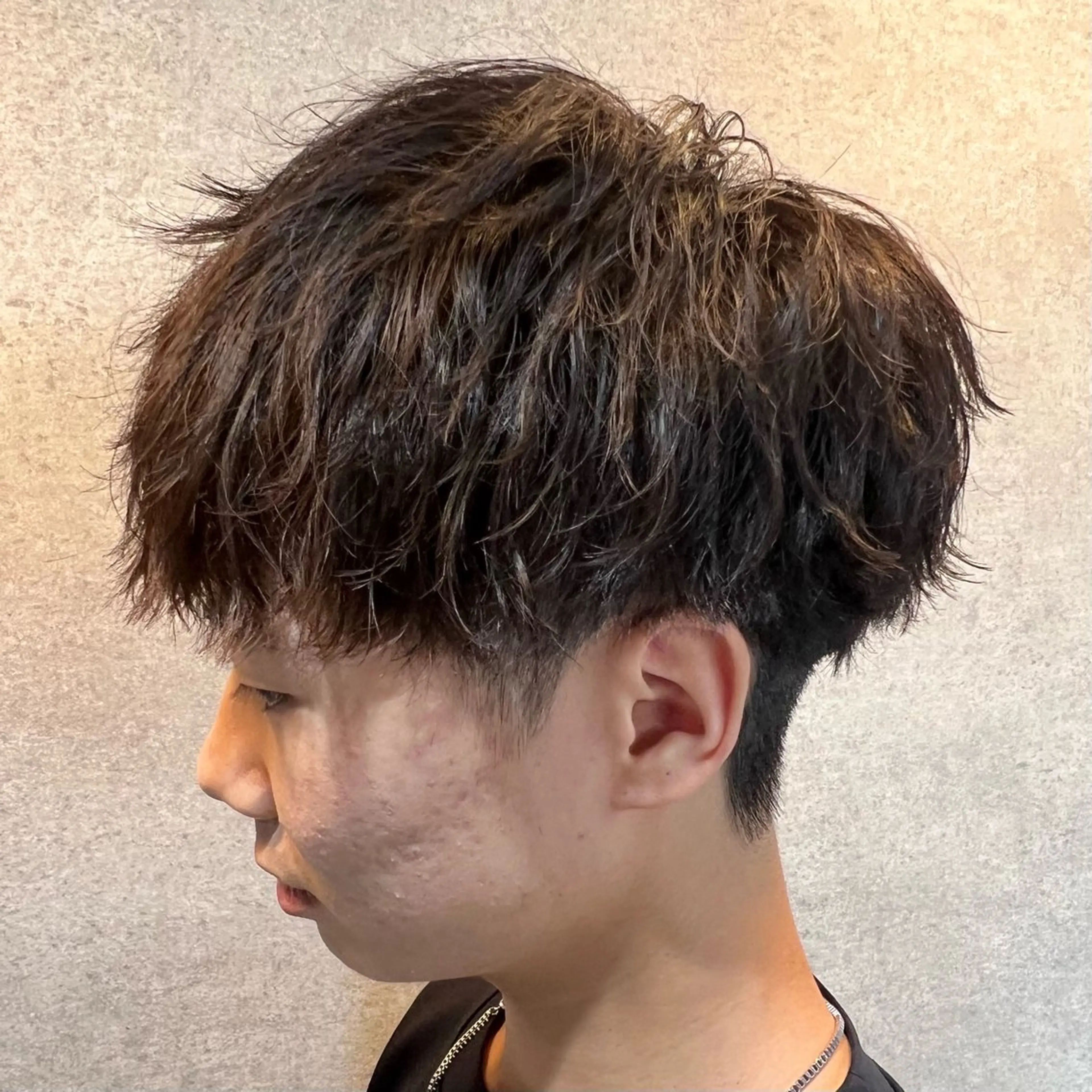 ショート カラー パーマ ヘアアレンジ メンズ センターパート メンズハイライト メンズメッシュ マッシュ メンズパーマ 仕上がり満足度No. 1🔥BLUCK🔥のヘアスタイル