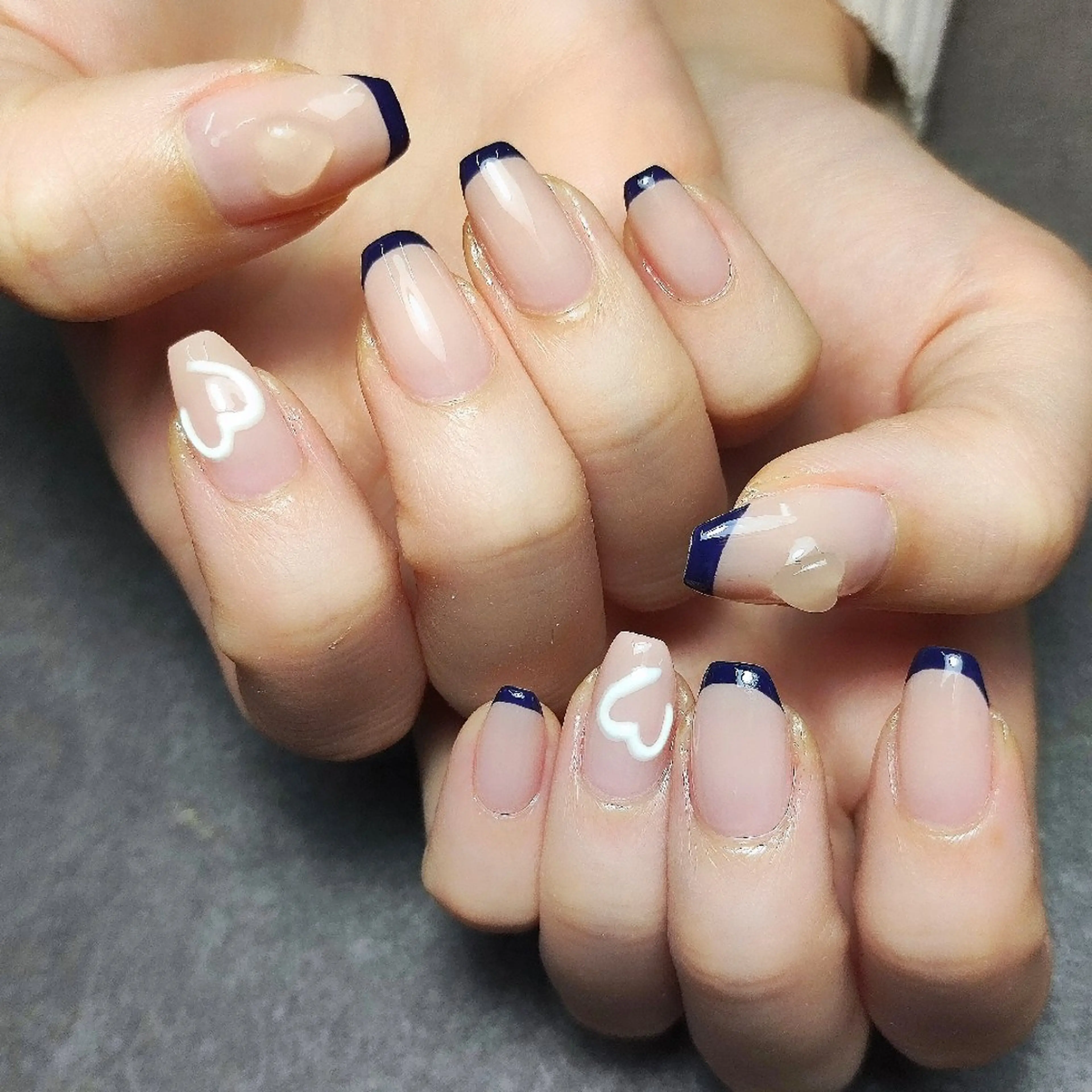 ネイル フレンチネイル ハート ネイビー ぷっくりネイル ハンドネイル 個人サロン saltnailのネイルデザイン