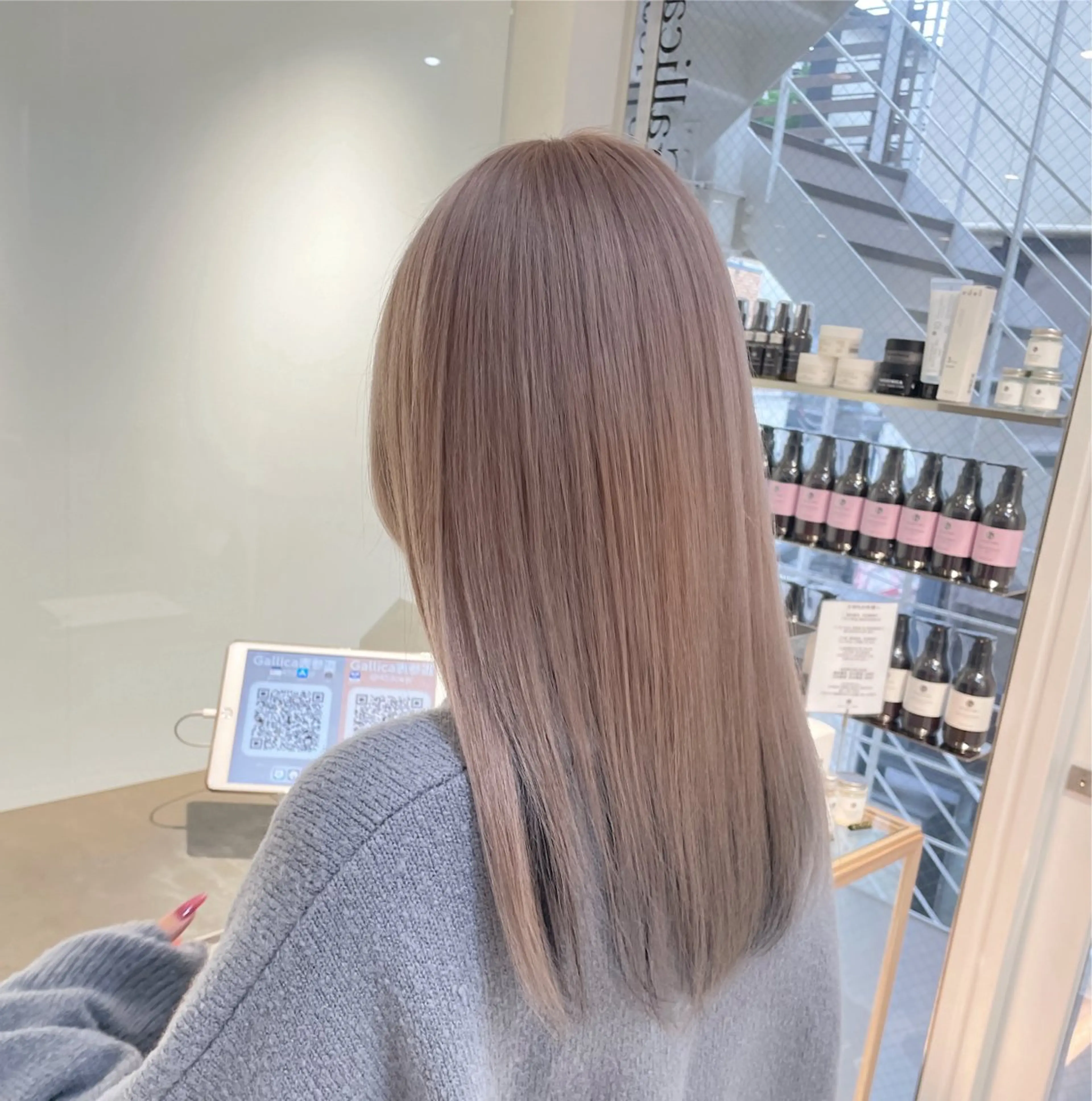 ロング カラー ヘアアレンジ ベージュカラー ブリーチ ミルクティーベージュ 縮毛矯正 ヘアカラー トリートメント ヘッドスパ ヘアセット 艶髪✨寒色カラー✨ 翁長孝輔のヘアスタイル
