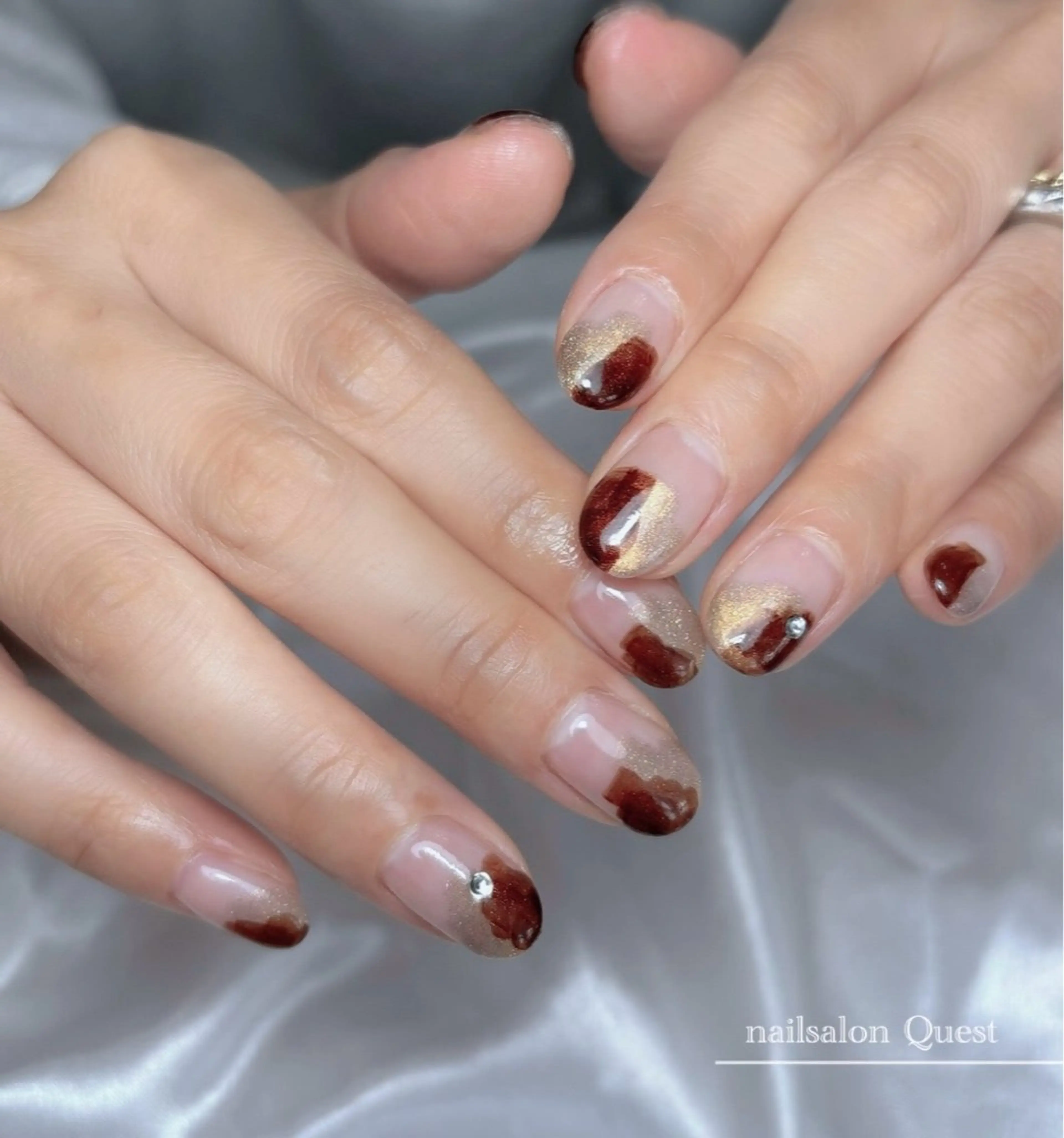 ネイル ブラウン クリアネイル ゴールド ニュアンスネイル ハンドネイル nailsalon Questのネイルデザイン