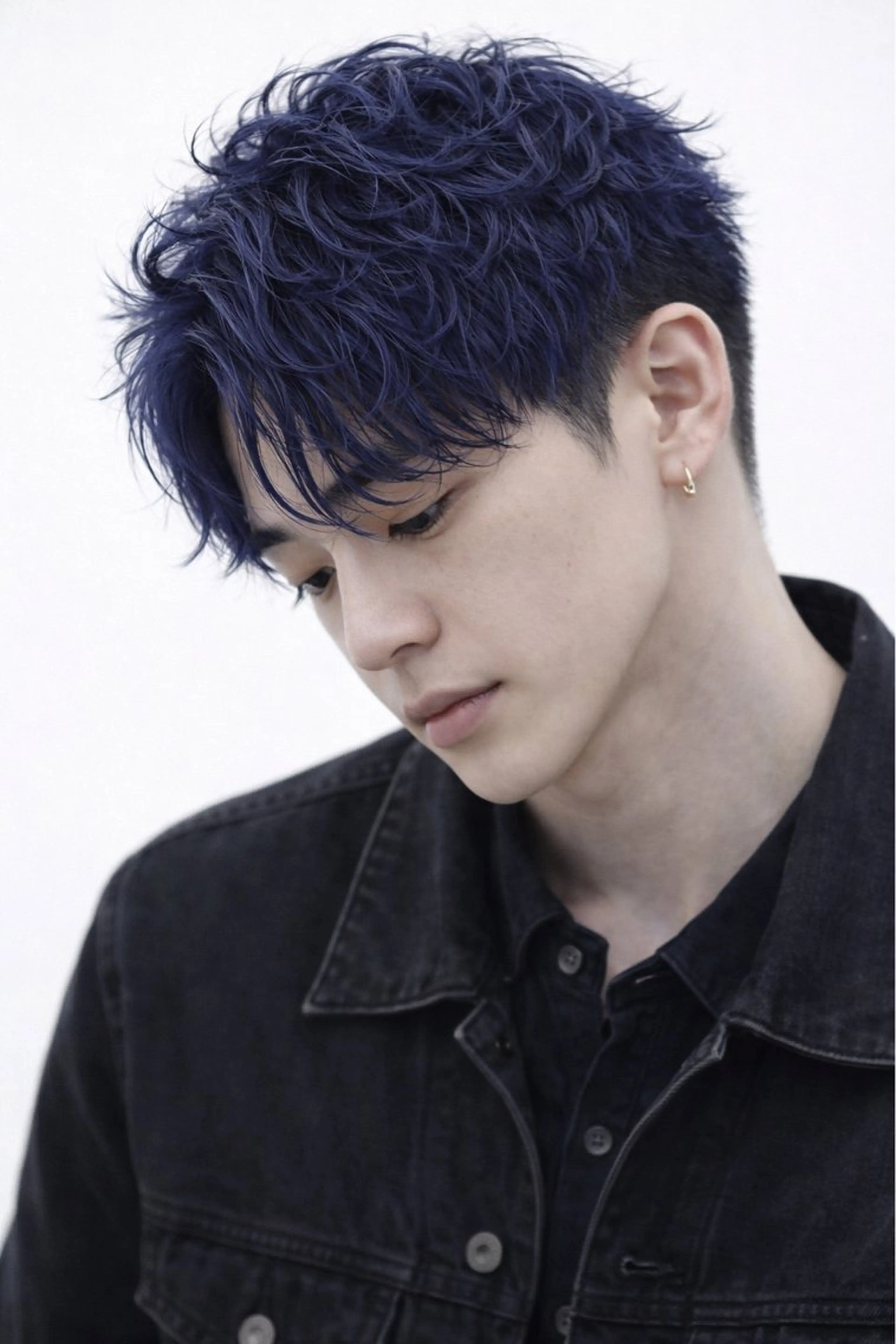 ショート カラー パーマ ヘアアレンジ メンズ アップバング メンズパーマ アッシュ ネイビーカラー ショートヘア カット ヘアカラー パーマ トリートメント ブリーチパーマ Coshoのヘアスタイル