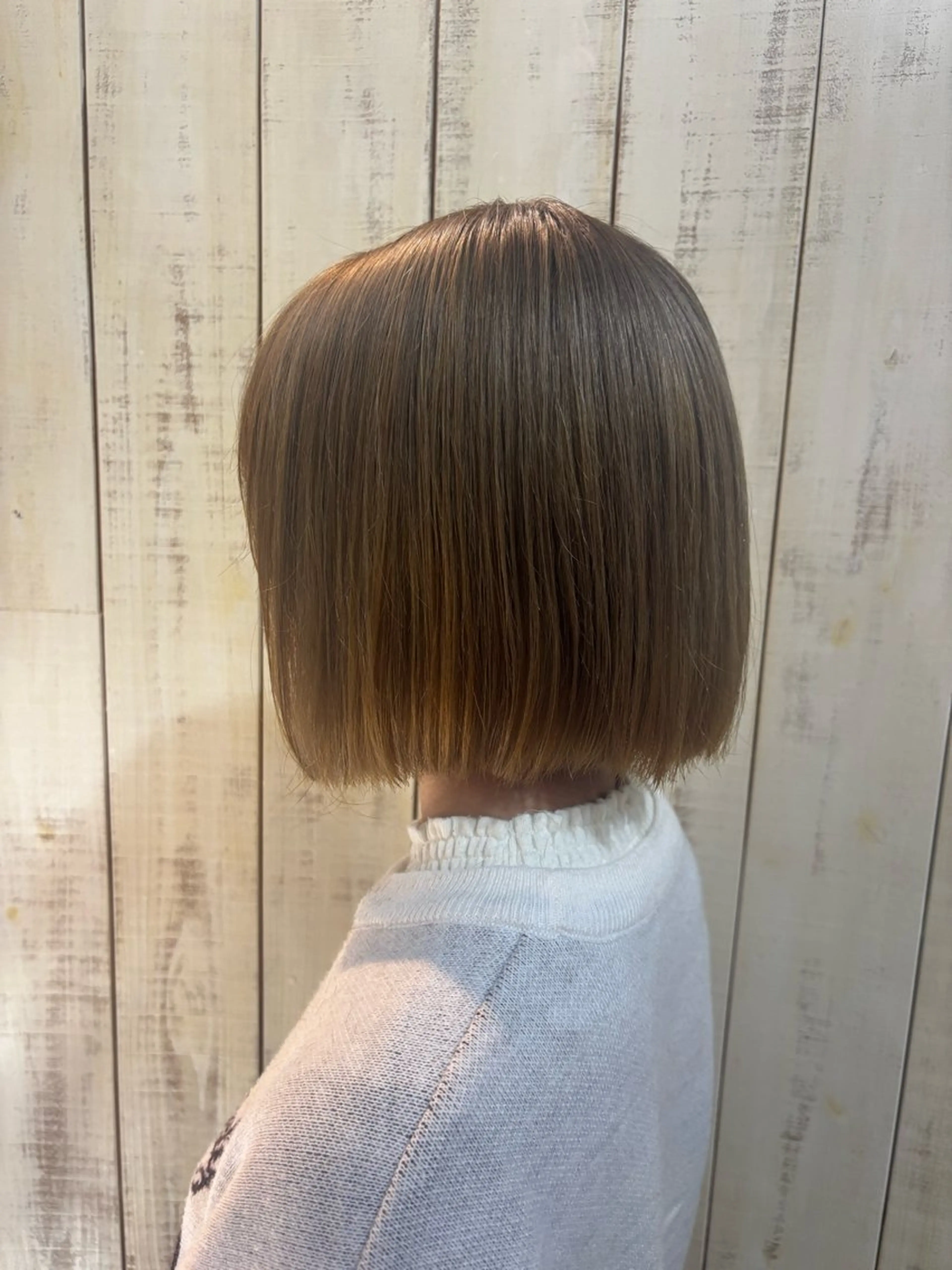 ショート カラー ベージュカラー ブリーチ ミルクティーベージュ 丸山 早紀のヘアスタイル