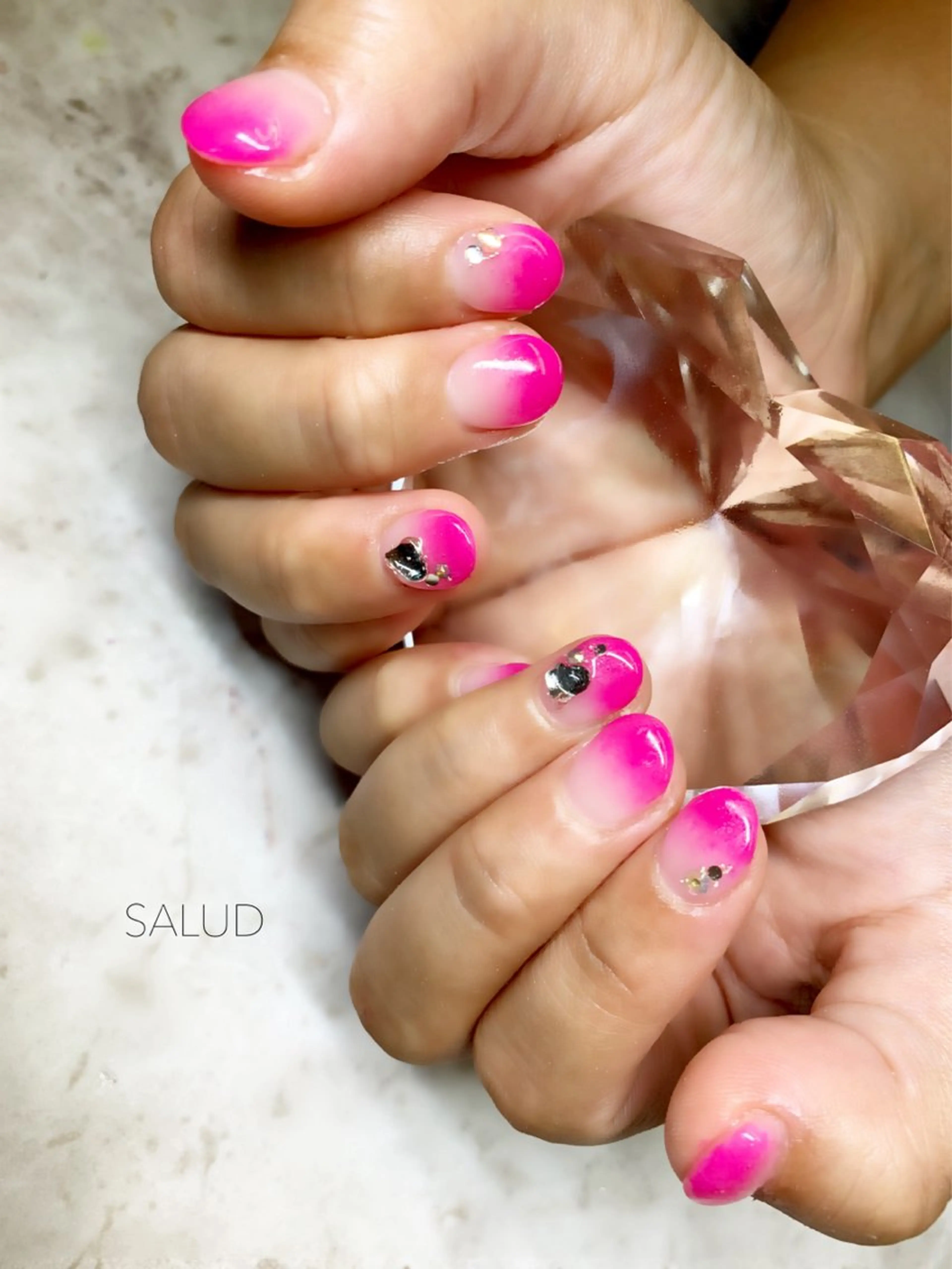 ネイル ストーンネイル ハンドネイル Nail Salon SALUDのネイルデザイン