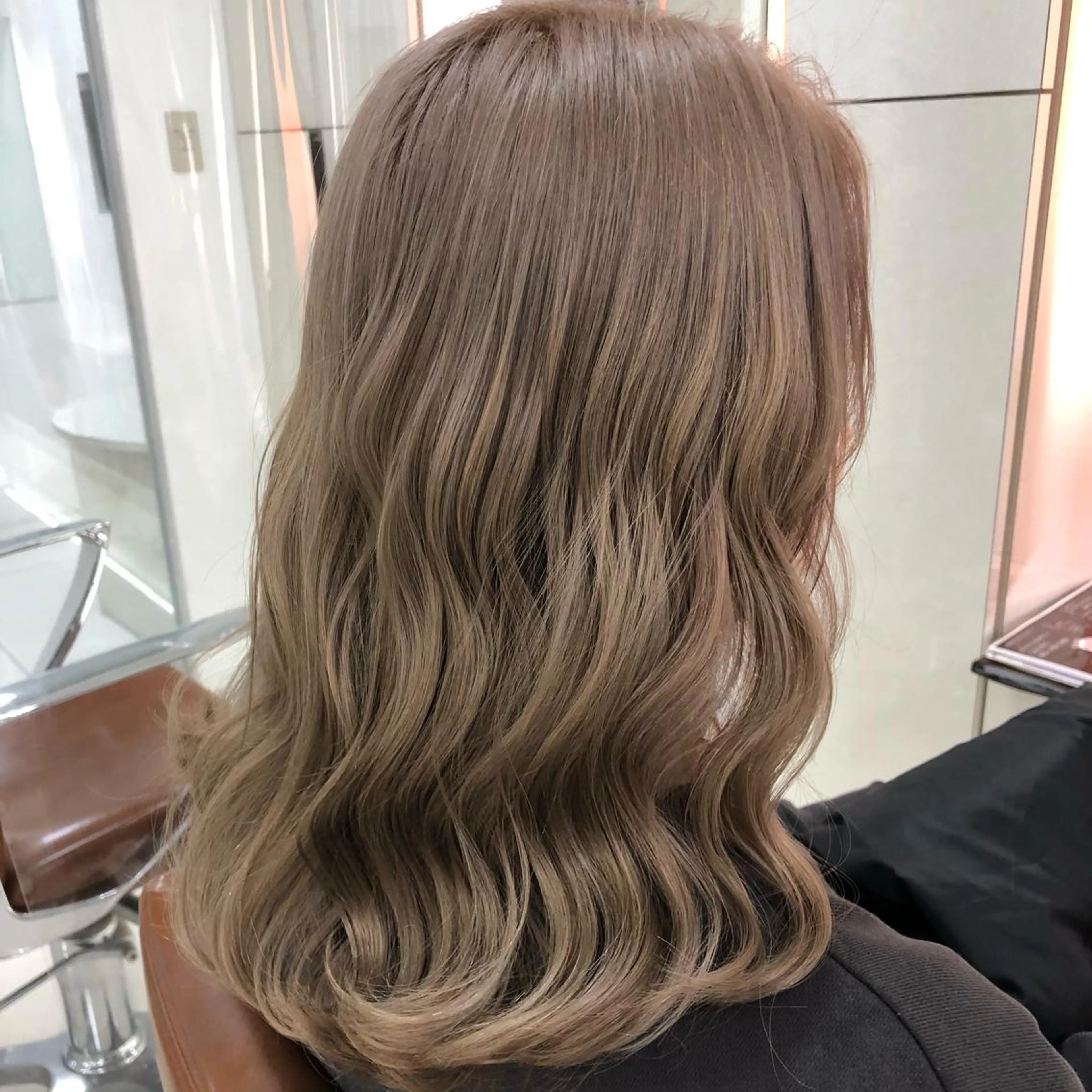 セミロング ヘアカラー 岩戸優奈 束感まつげ ピンク/ベージュのヘアスタイル