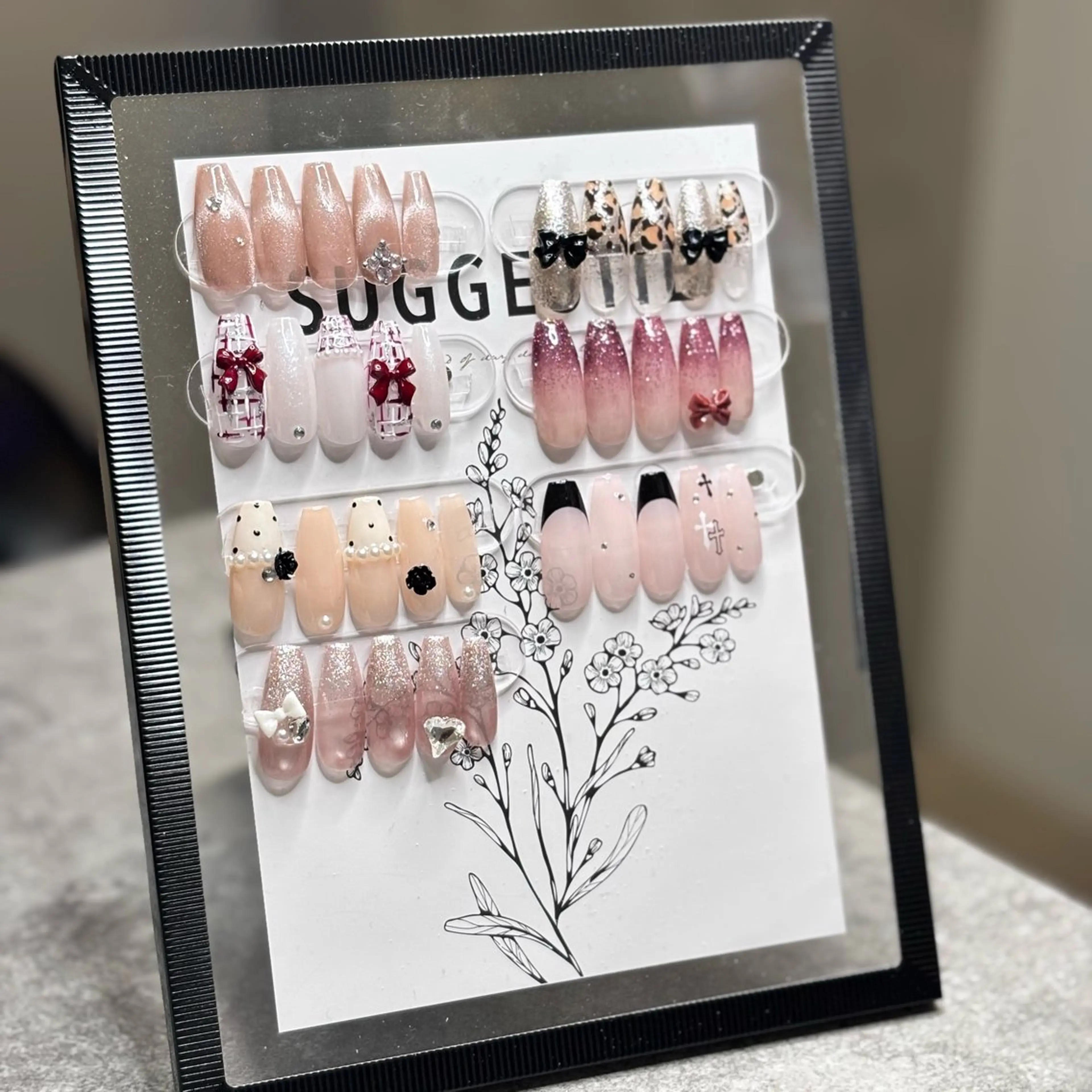 【オフなし】🎀ハンドネイル 定額デザイン🎀カラー、配置などは変更可能です◎の写真