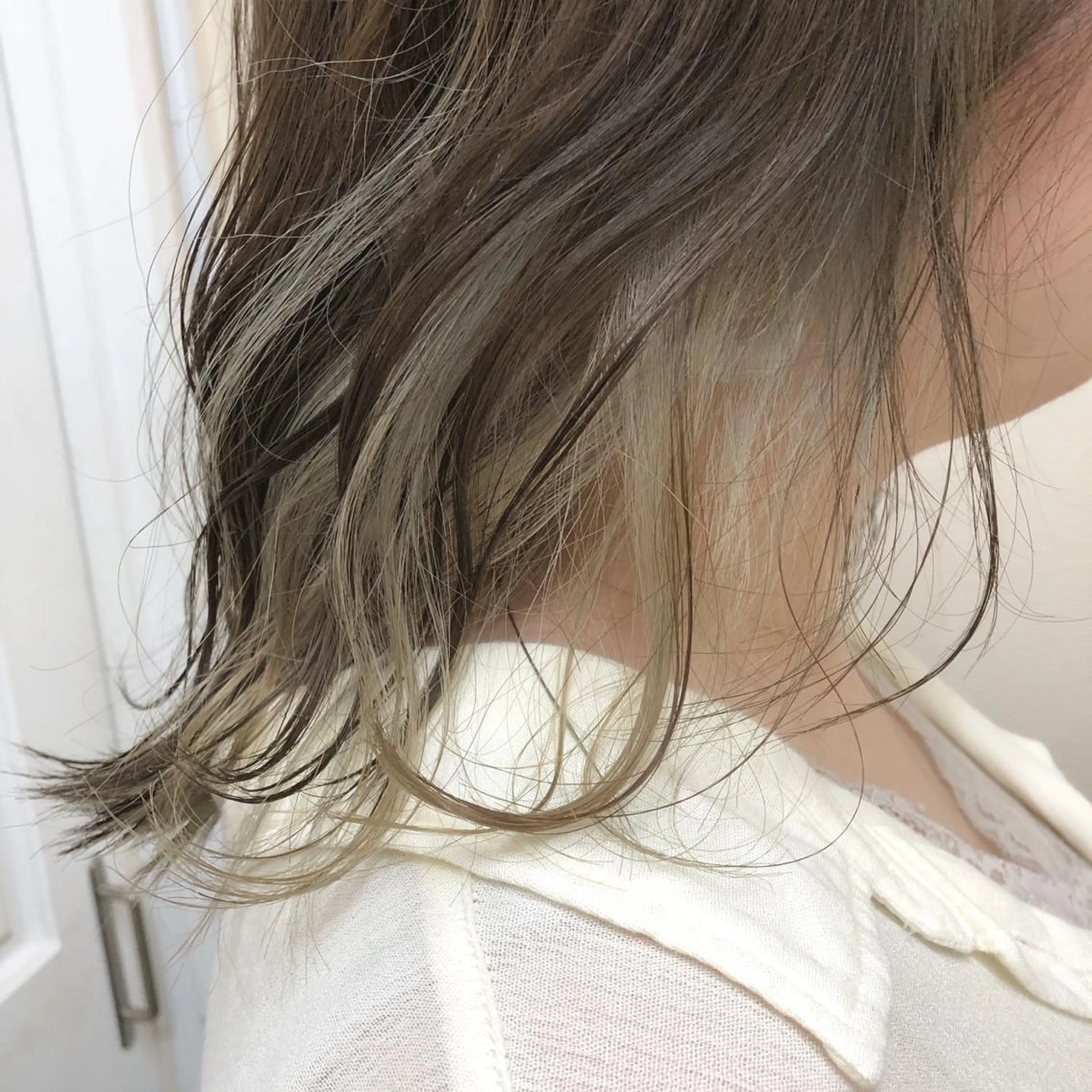 ミディアム カラー ベージュカラー オリーブベージュ ，comma momoka🪄のヘアスタイル