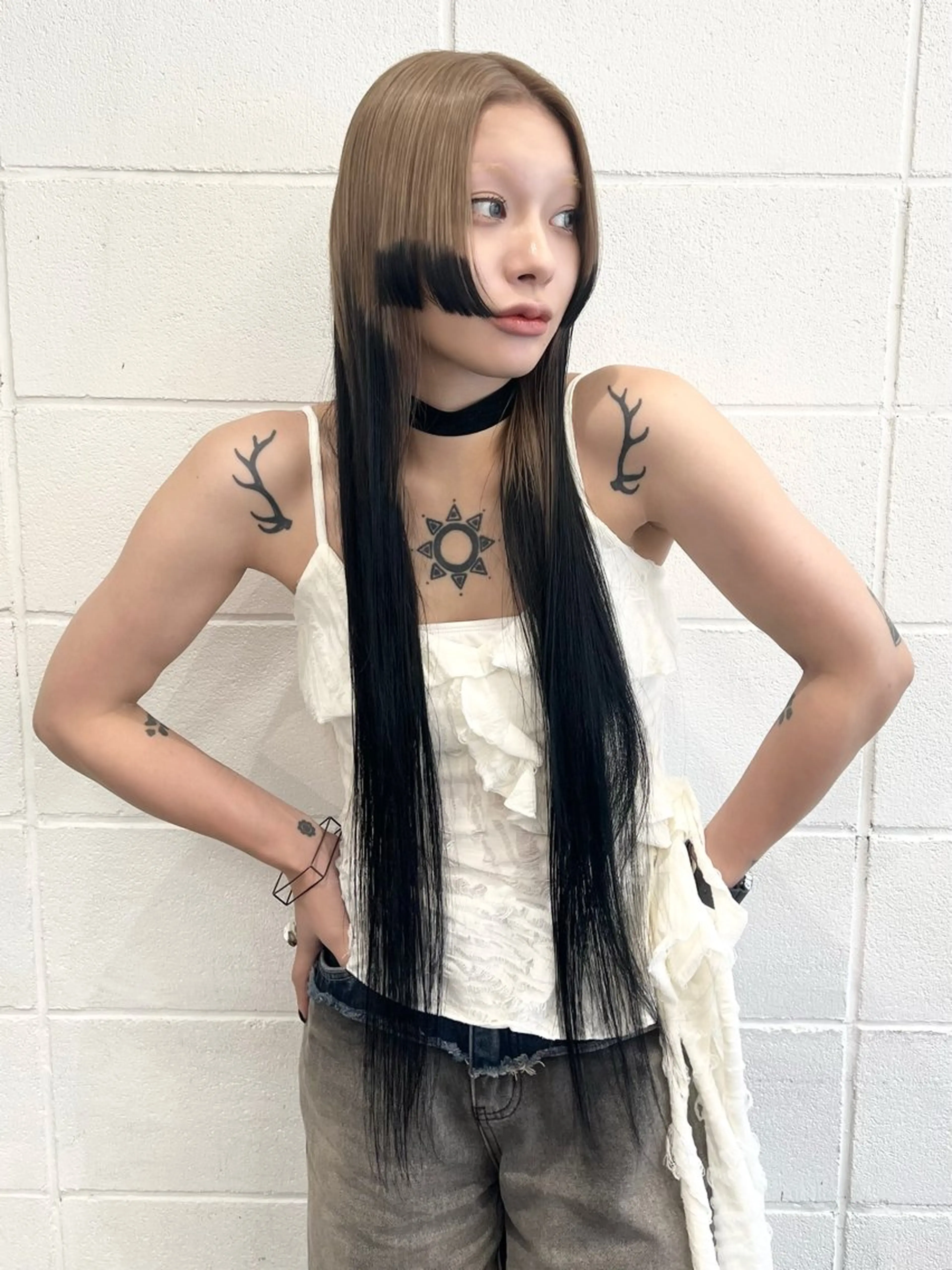 ロング カラー ベージュカラー 黒髪 ブリーチ ブルーカラー ブルーブラック ヘアカラー トリートメント HARU//原宿🤍 リピート率NO.1のヘアスタイル