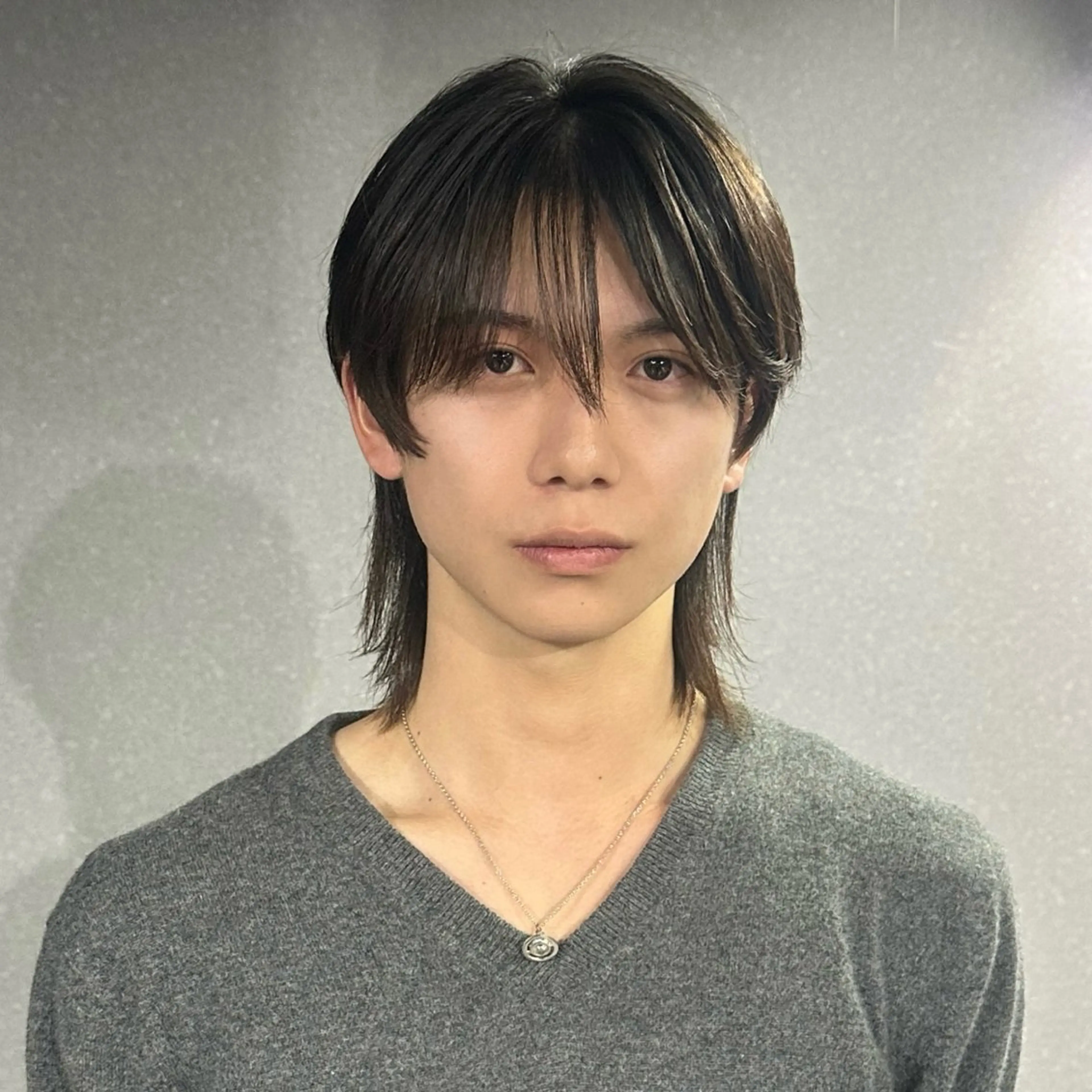 ミディアム メンズ メンズウルフカット レイヤーカット ウルフカット ウルフレイヤー カット マエダルイ🌐 レイヤースタイルのヘアスタイル