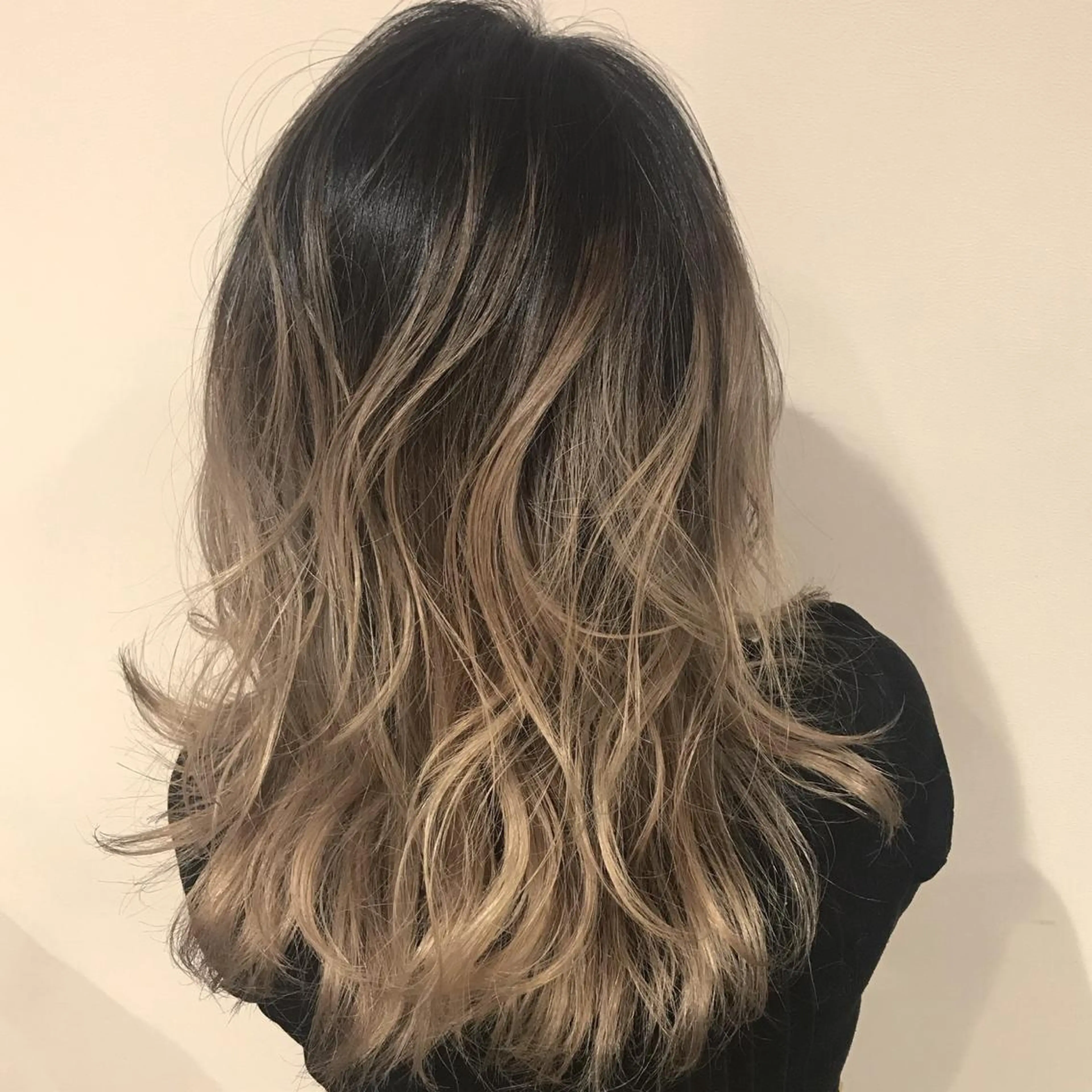 ミディアム カラー アッシュ アッシュグレー アッシュグレージュ バレイヤージュ ベージュカラー AMI Hair  supply所属・髪質改善カラー 韓国風レイヤーのヘアスタイル