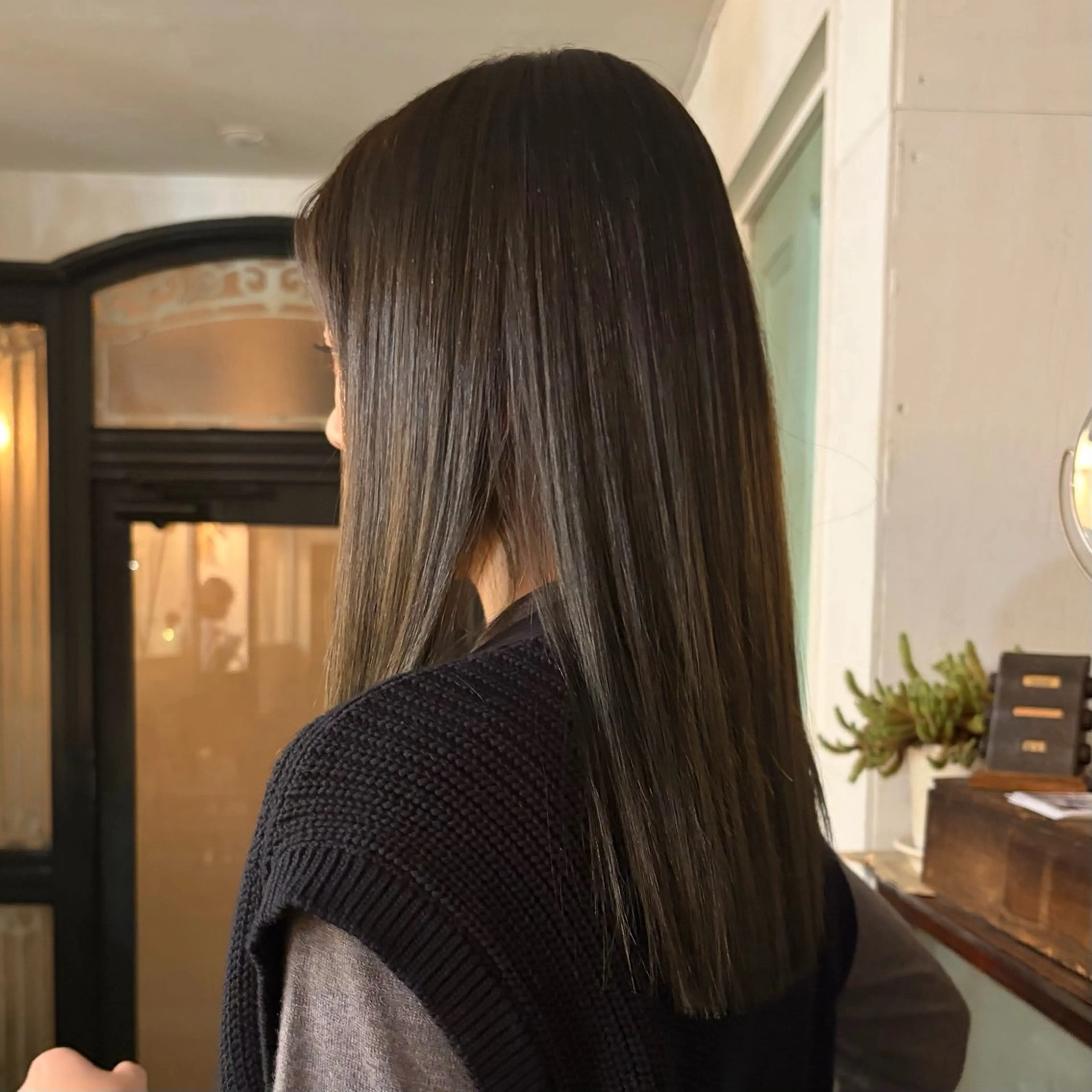 セミロング カラー 透明感カラー オリーブカラー カット ヘアカラー レイヤー/ベージュ mikuのヘアスタイル