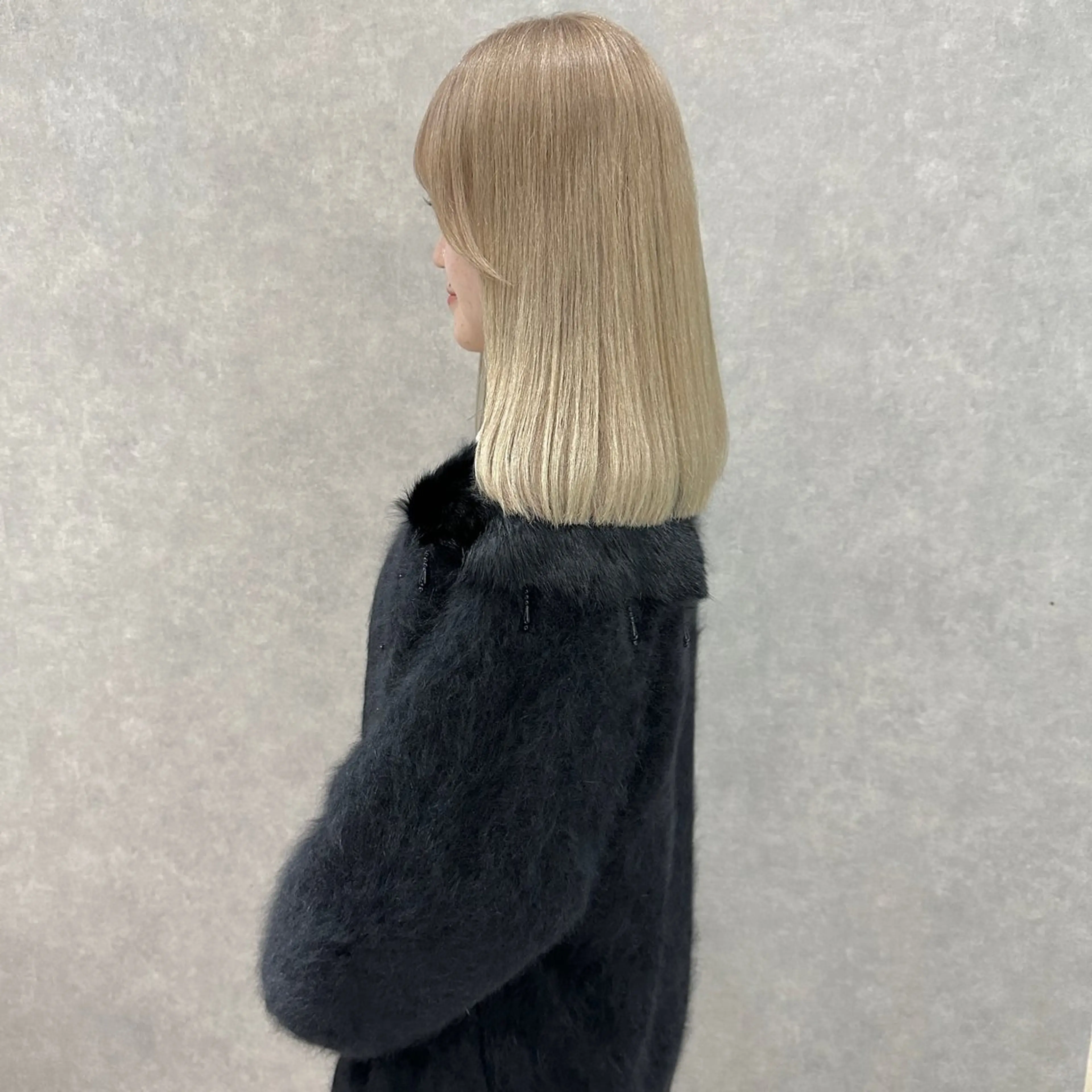 セミロング カラー ベージュカラー ブリーチ ケアブリーチ ホワイトベージュ 縮毛矯正 はちすか るかのヘアスタイル