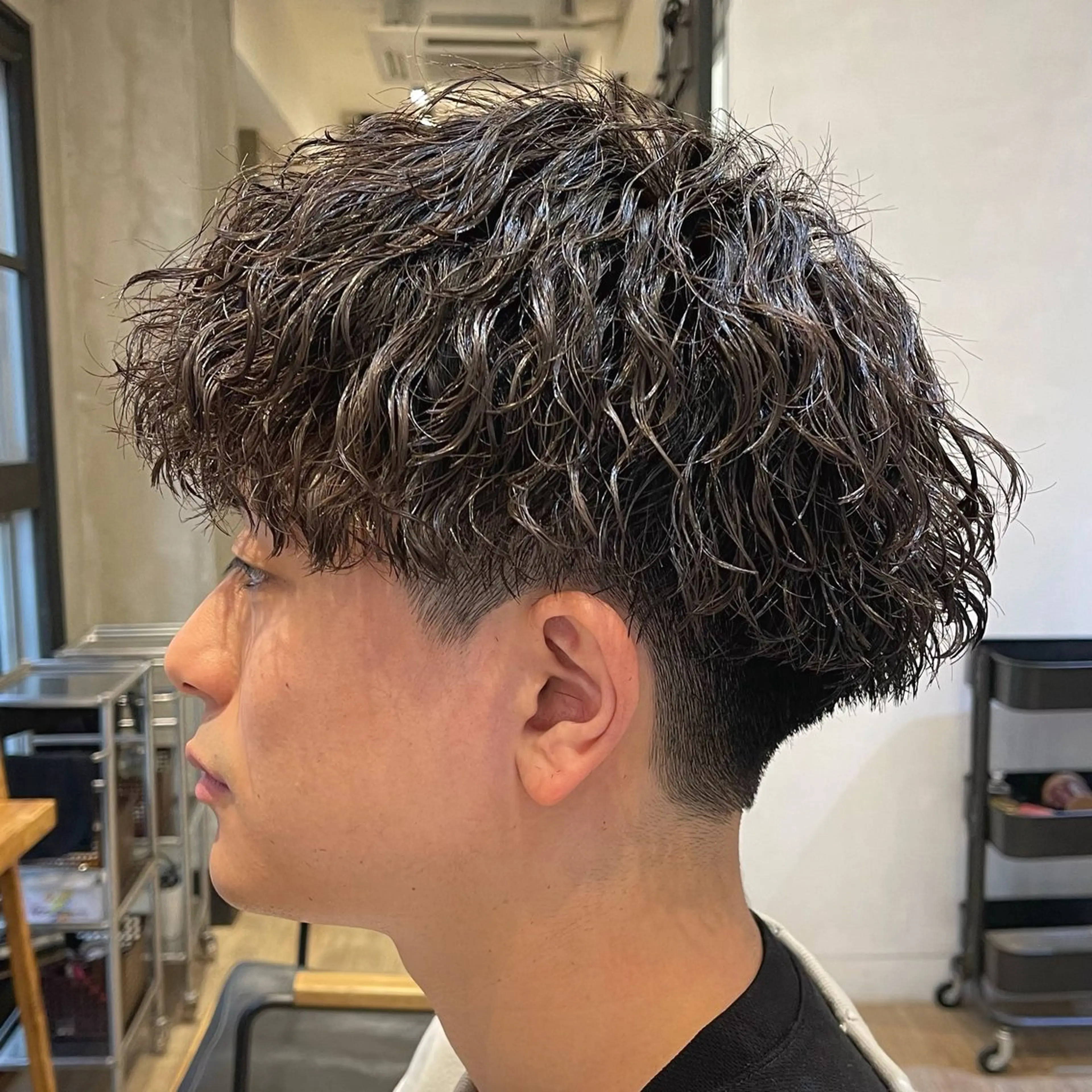 ショート パーマ メンズ ビジネス フェードカット メンズ韓国風 マッシュ メンズパーマ カット パーマ トリートメント ヘアセット 新宿メンズ専門 髪質改善パーマ特化のヘアスタイル