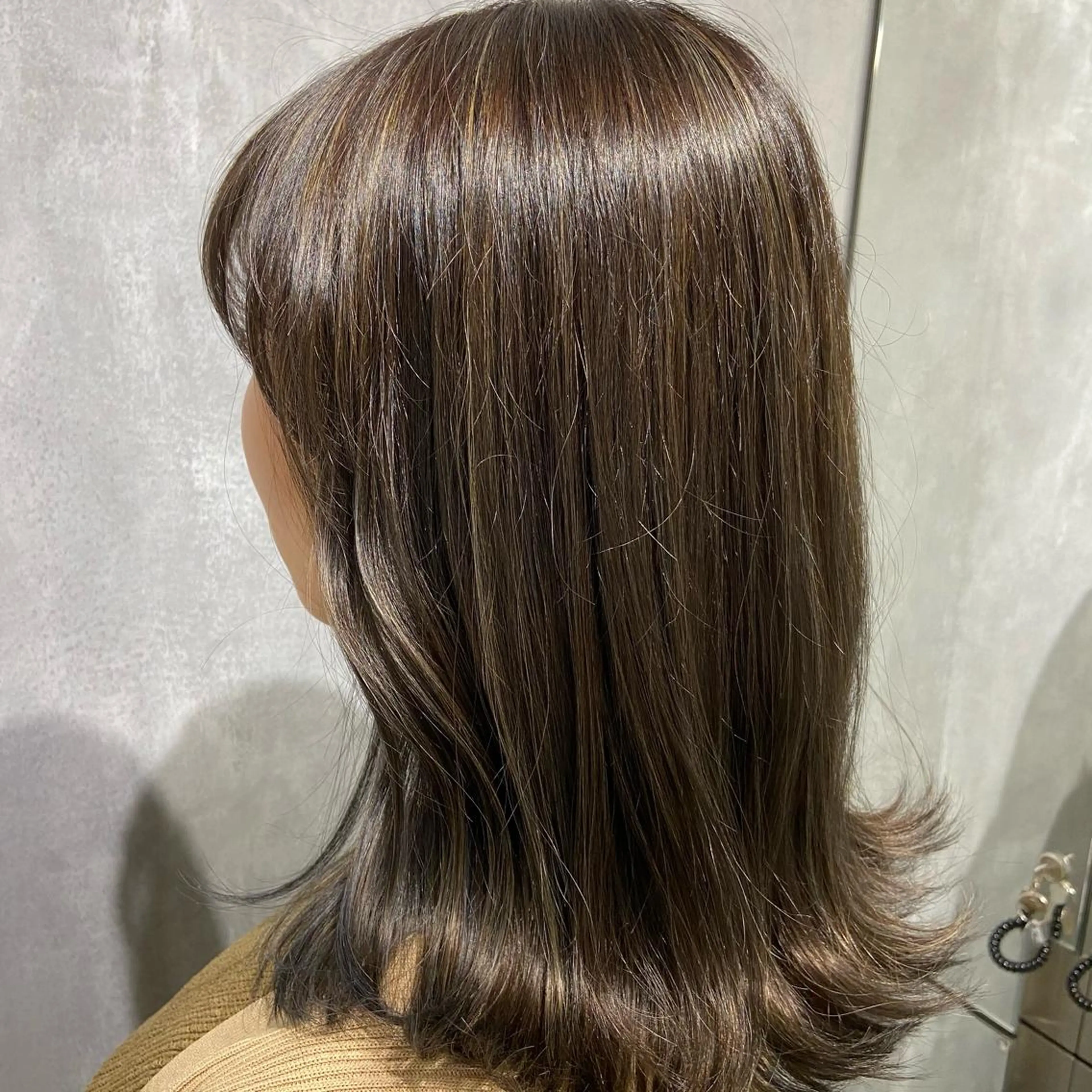 セミロング カラー ハイライトカラー ハイライト 外ハネヘア ツバサ 髪質改善のヘアスタイル