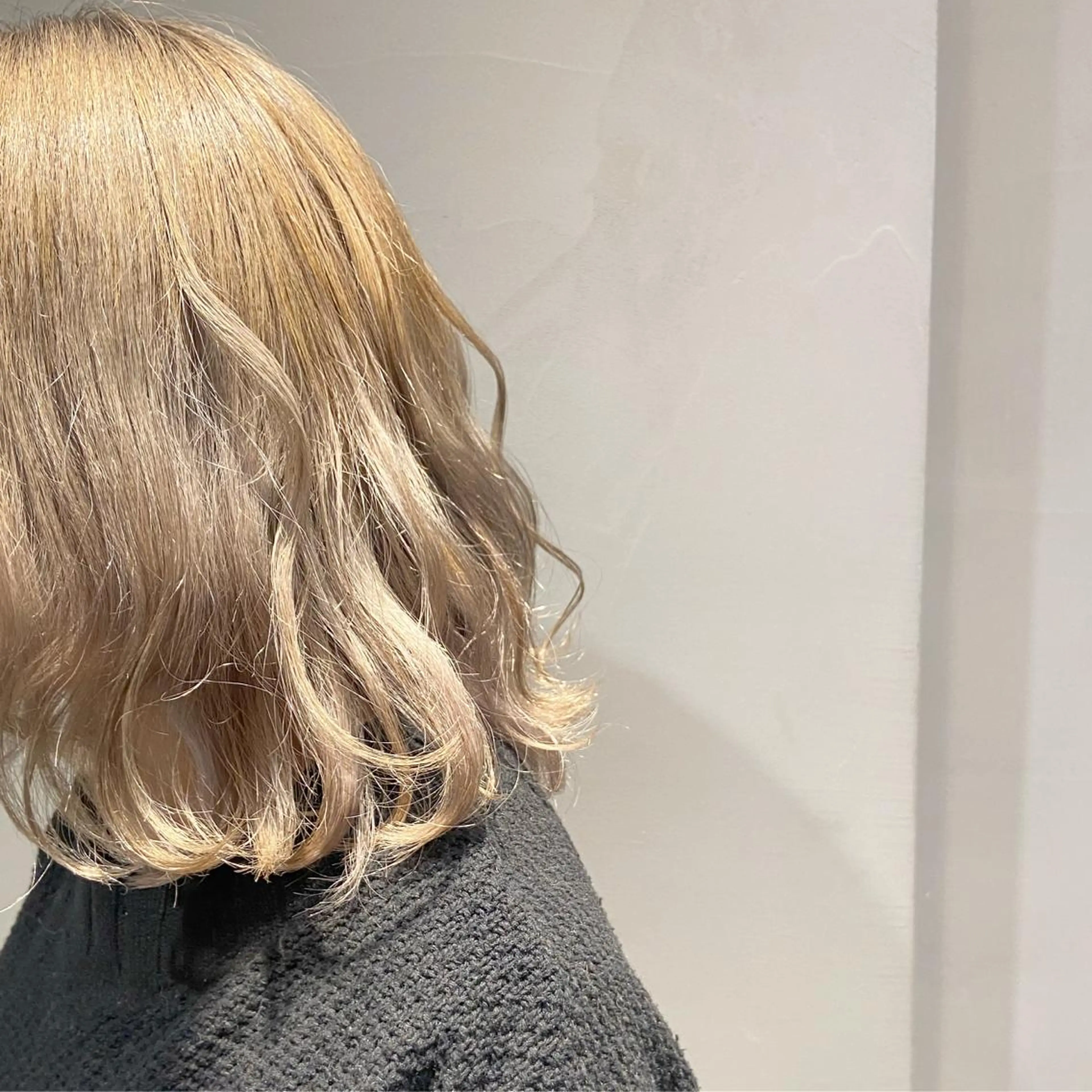 ミディアム カラー ベージュカラー ブリーチ ケアブリーチ ダブルカラー ハイトーンカラー カジュアルを女っぽく 𝗮𝘆𝗮𝗰𝗼のヘアスタイル